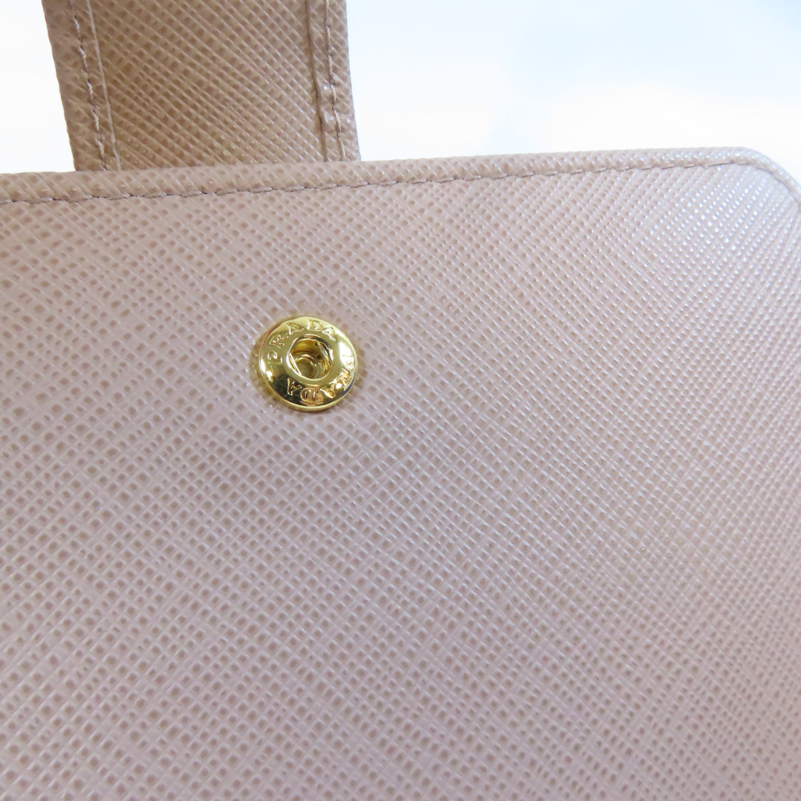 PRADA 牛皮皮革Wallet金扣錢包米色