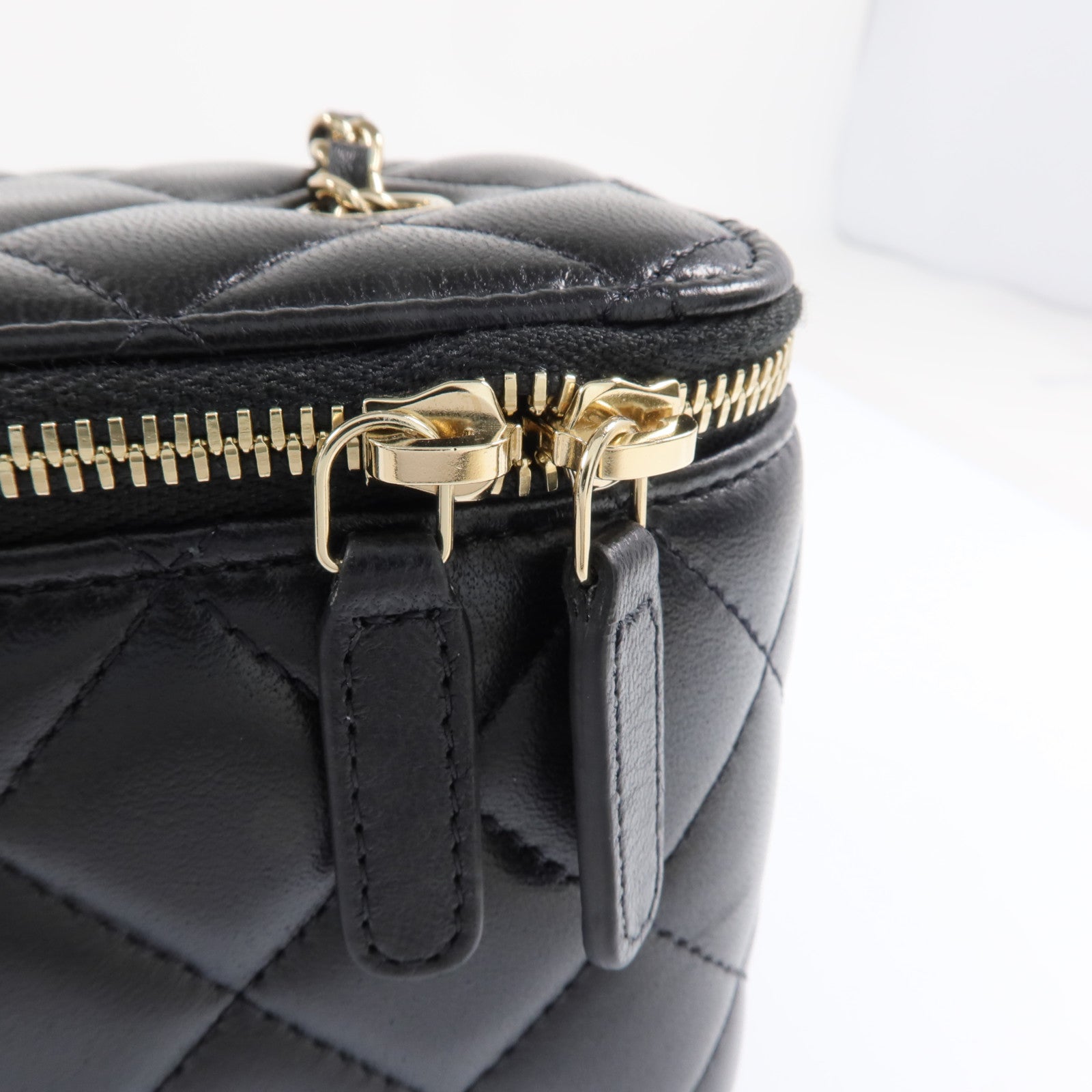 CHANEL 羊皮皮革Vanity Case金扣鏈帶肩背袋