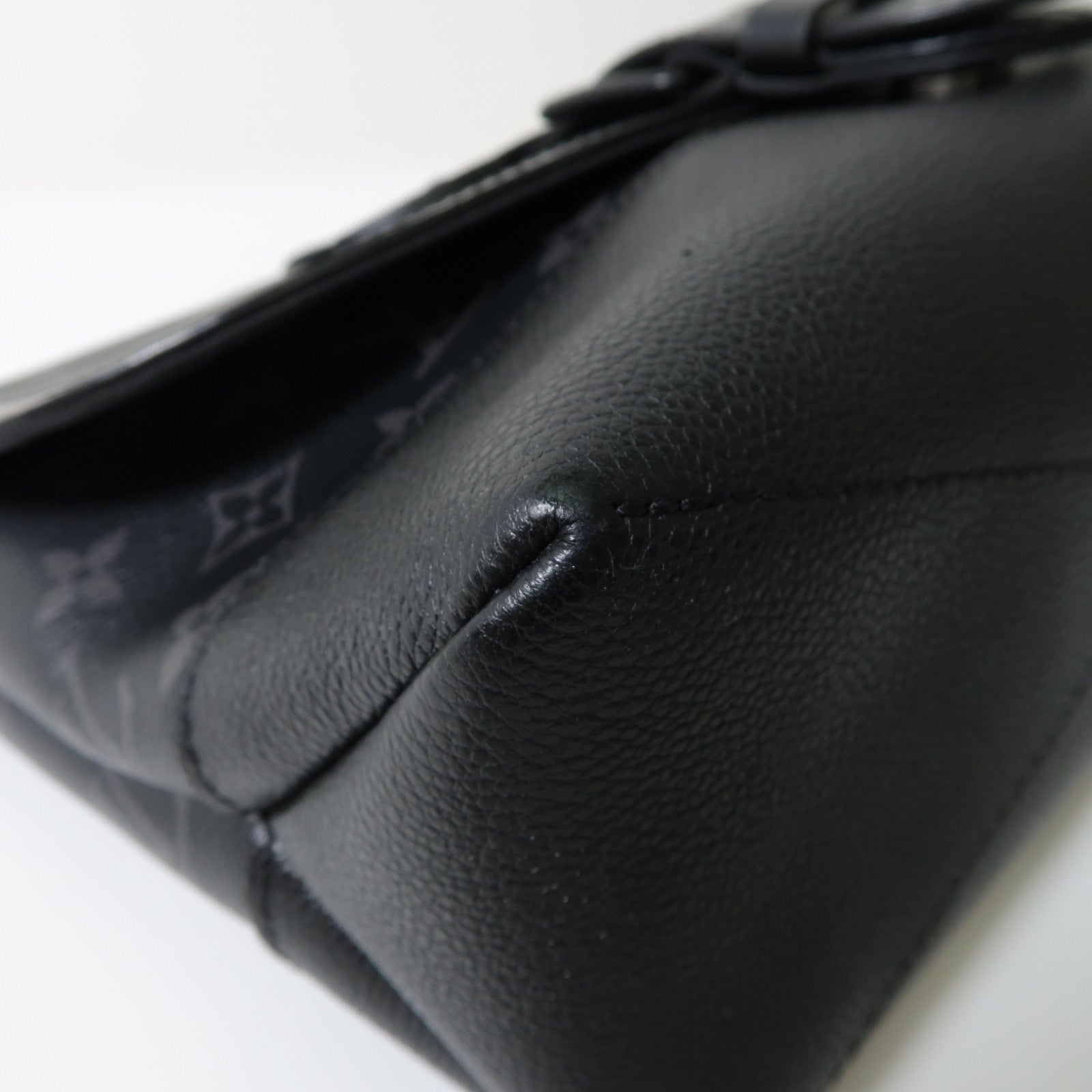 LOUIS VUITTON Monogram Eclipse Saumur Messenger肩背袋黑色