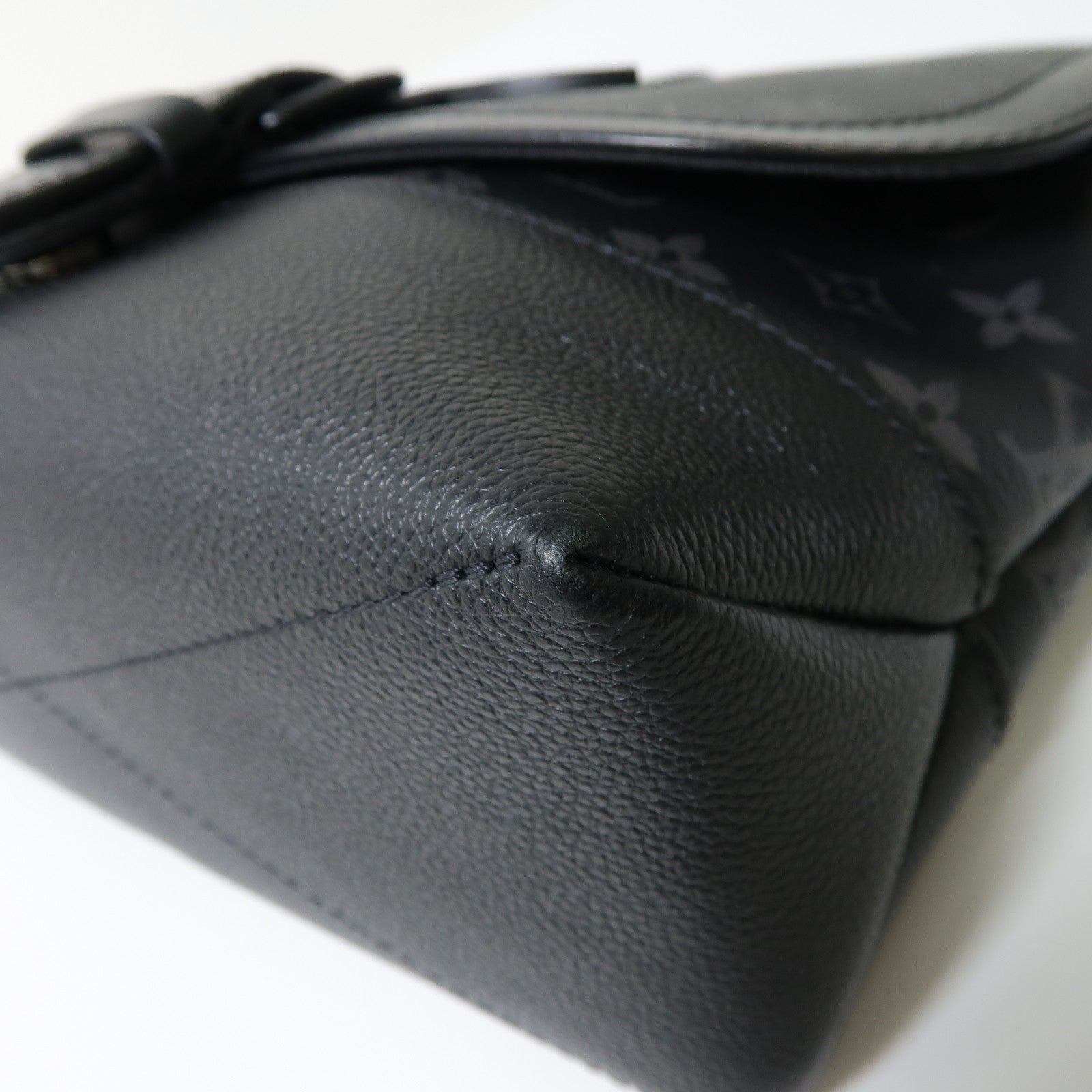 LOUIS VUITTON Monogram Eclipse Saumur Messenger肩背袋黑色