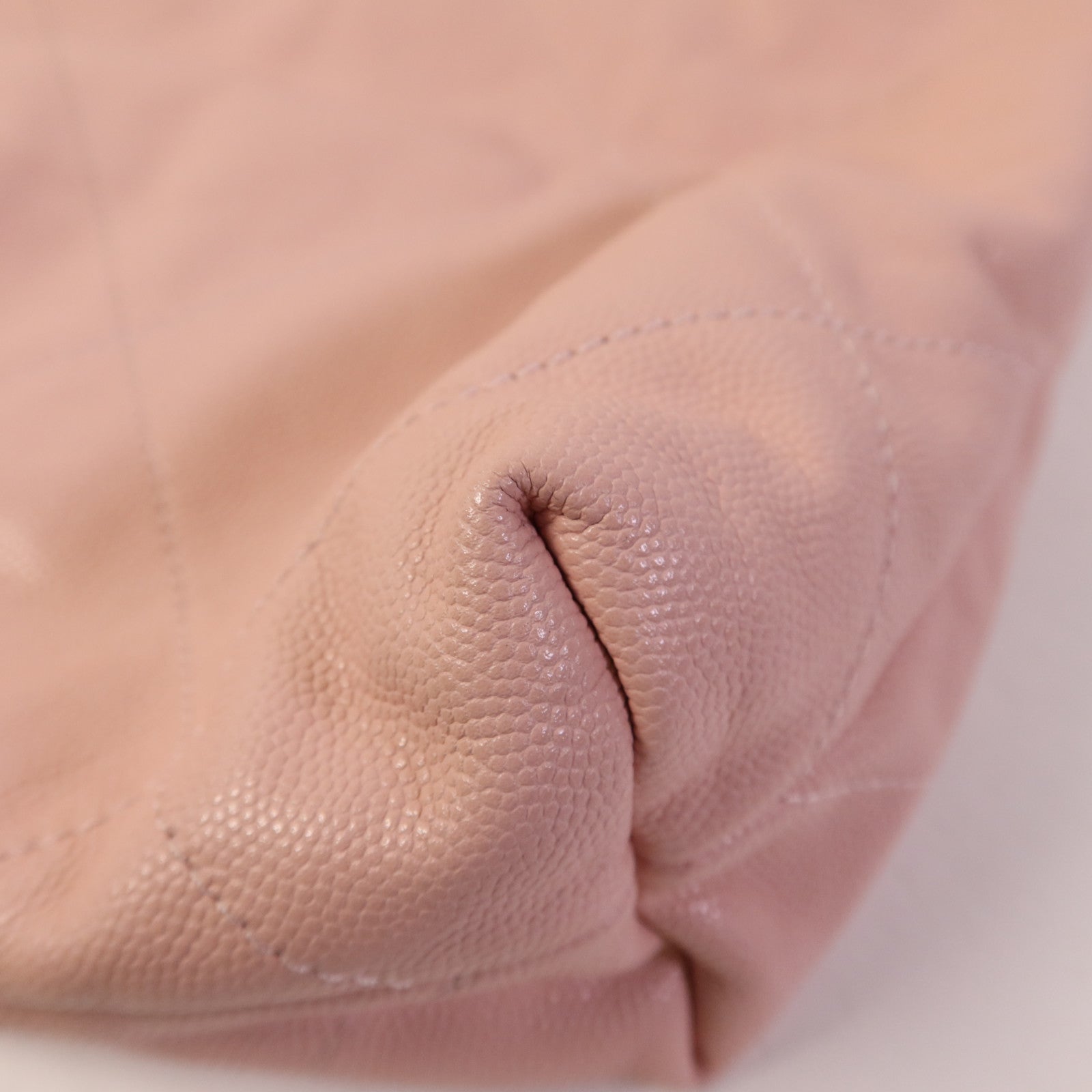 CHANEL 牛皮皮革Chanel 22 Medium金扣鏈帶肩背袋