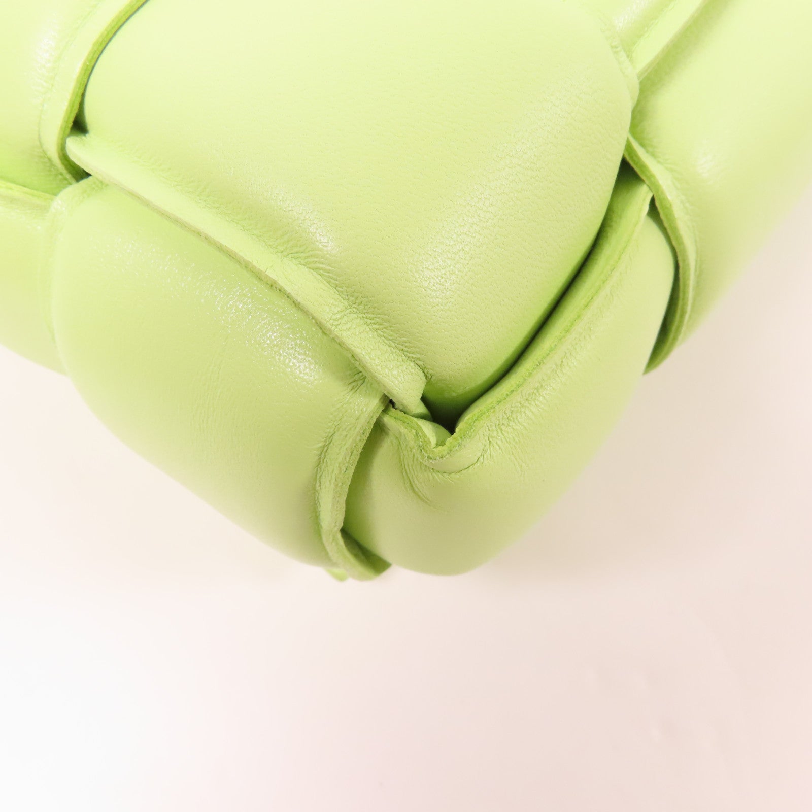 BOTTEGA VENETA 羊皮皮革Cassette Bag金扣肩背袋