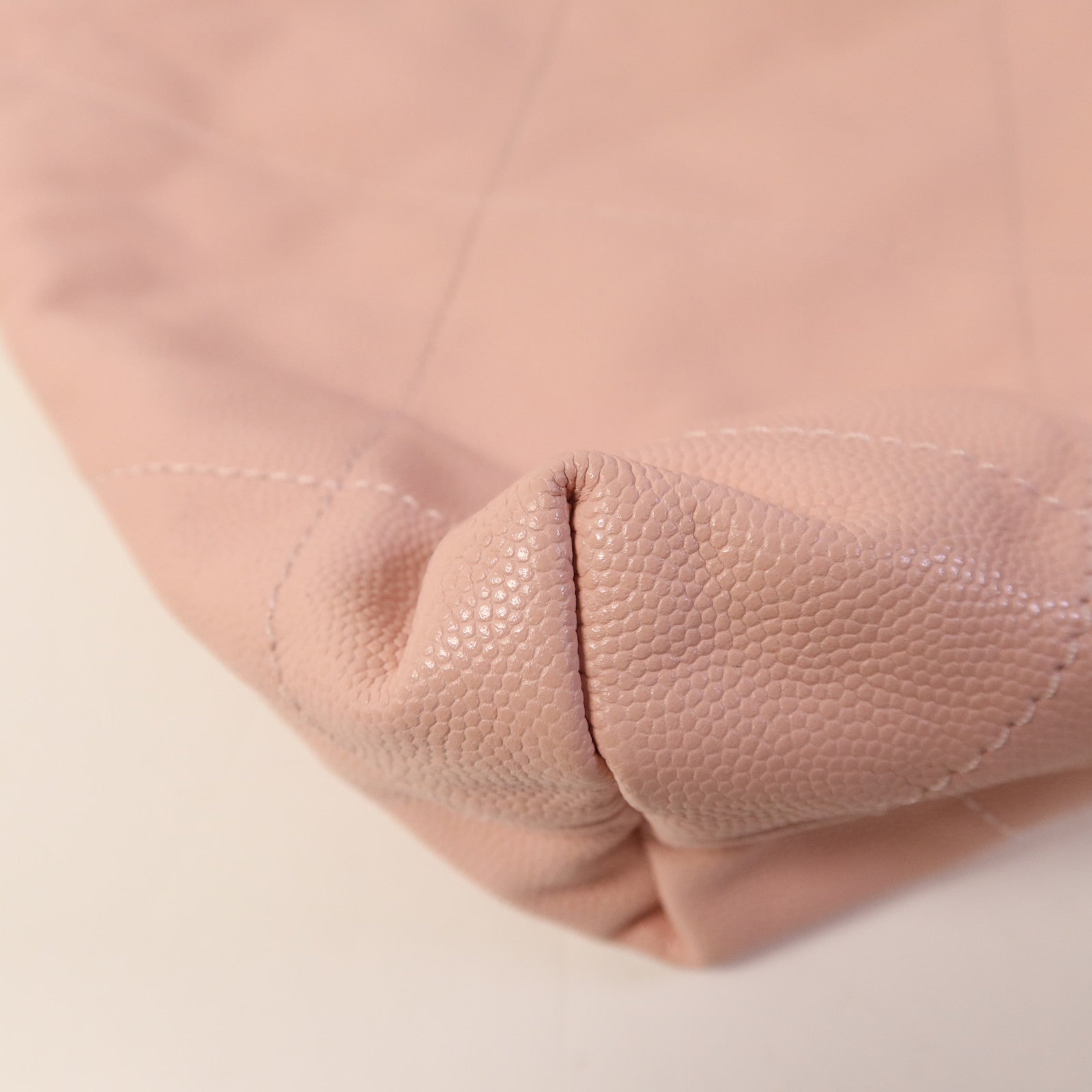 CHANEL 牛皮皮革Chanel 22 Medium金扣鏈帶肩背袋