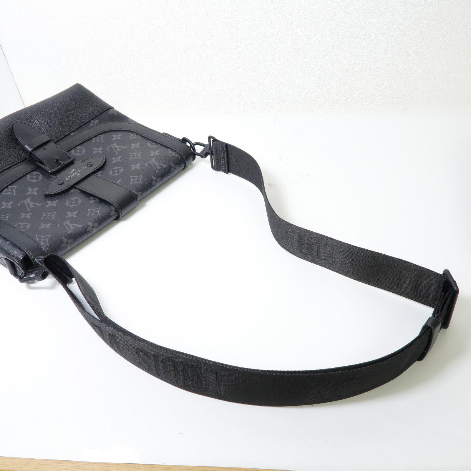 LOUIS VUITTON Monogram Eclipse Saumur Messenger肩背袋黑色