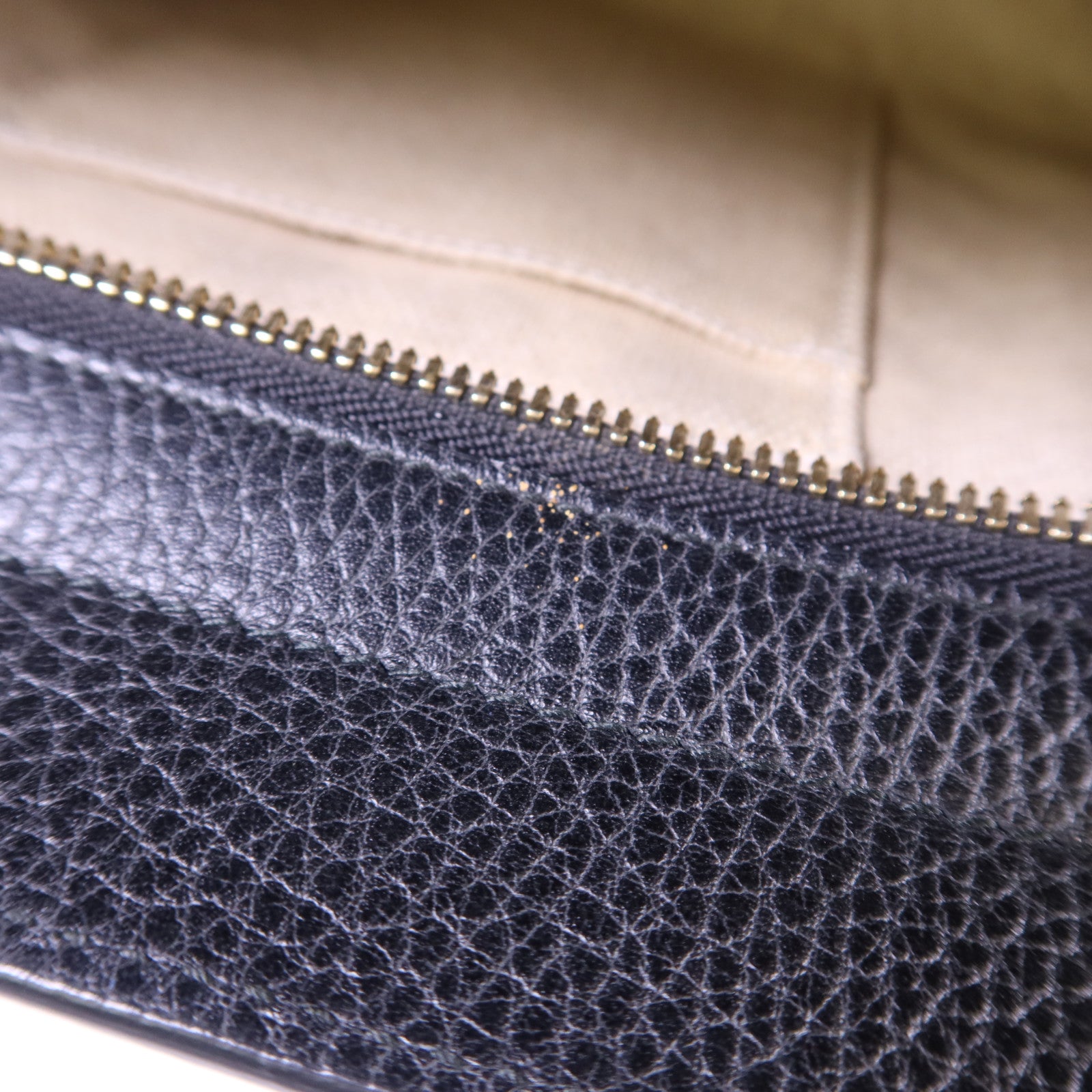 GUCCI 牛皮皮革Interlocking G金扣手挽袋