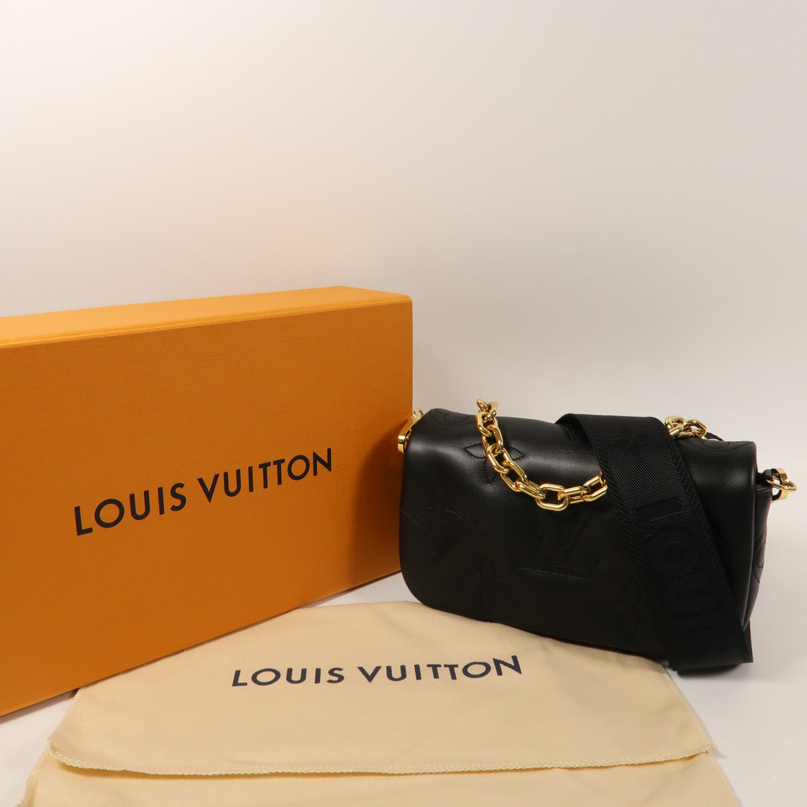 LOUIS VUITTON Bubblegram Wallet On Strap金扣手挽肩背兩用袋黑色
