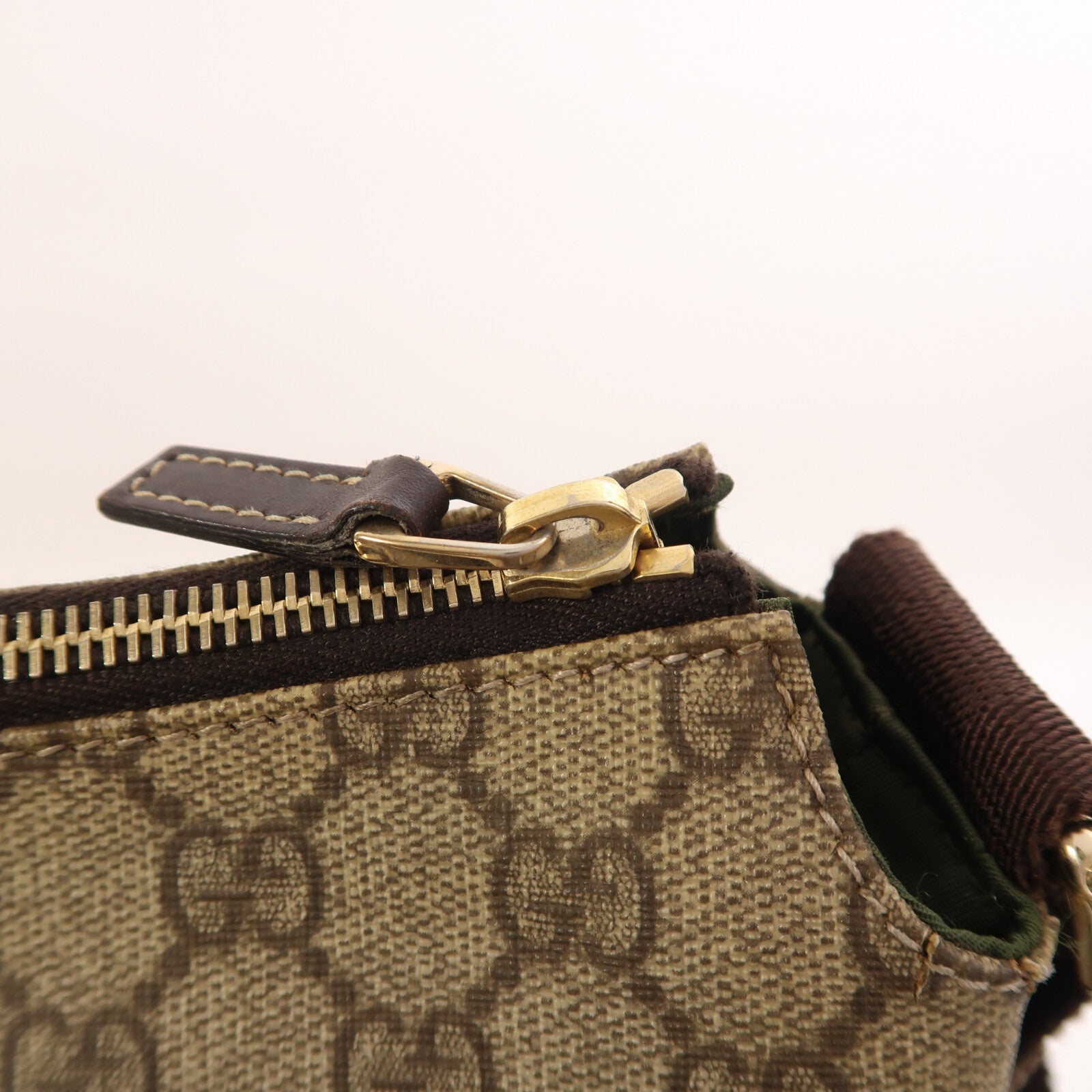 GUCCI 塗層帆布Shoulder Bag金扣肩背袋