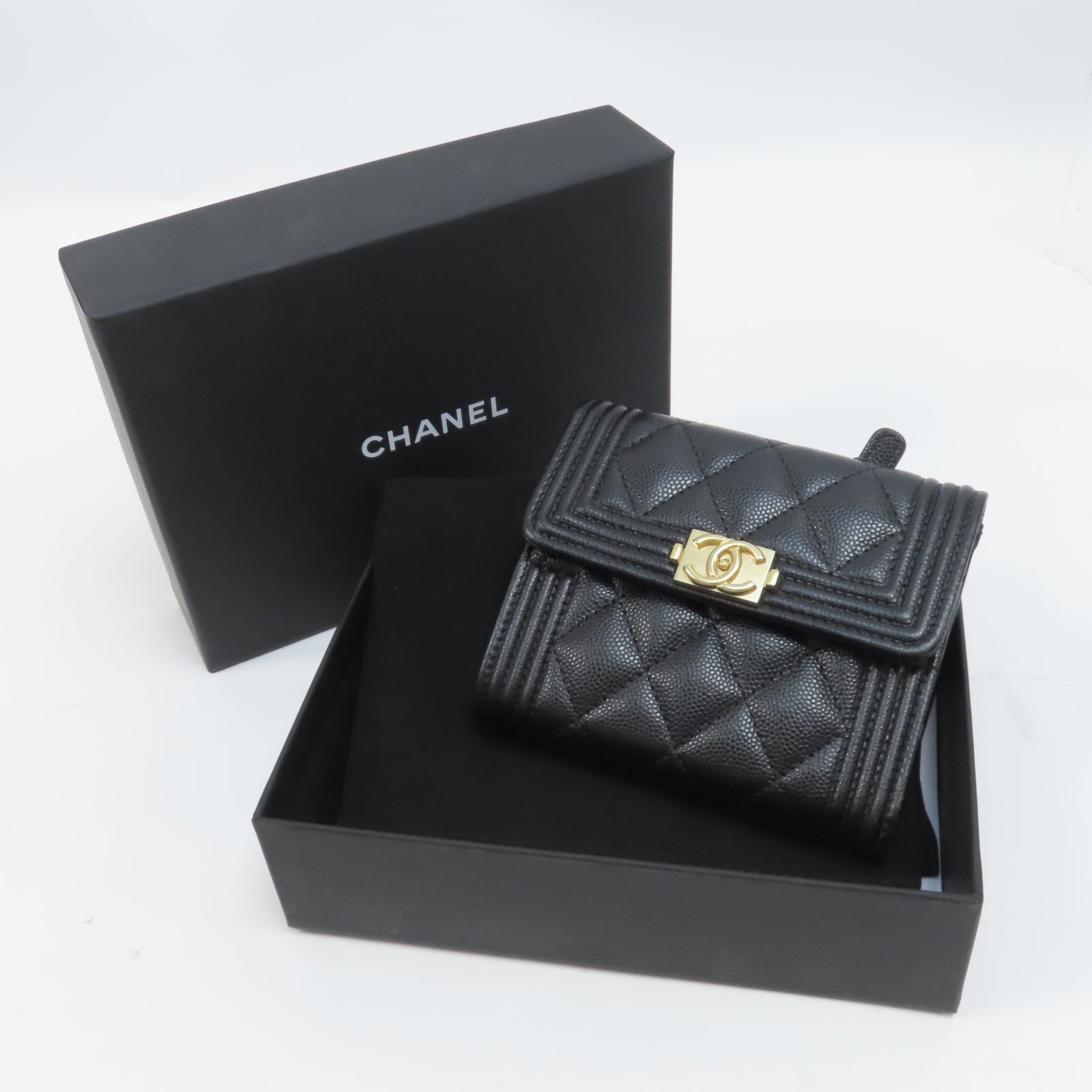 CHANEL 菱格Caviar皮革Boy Wallet金扣錢包黑色