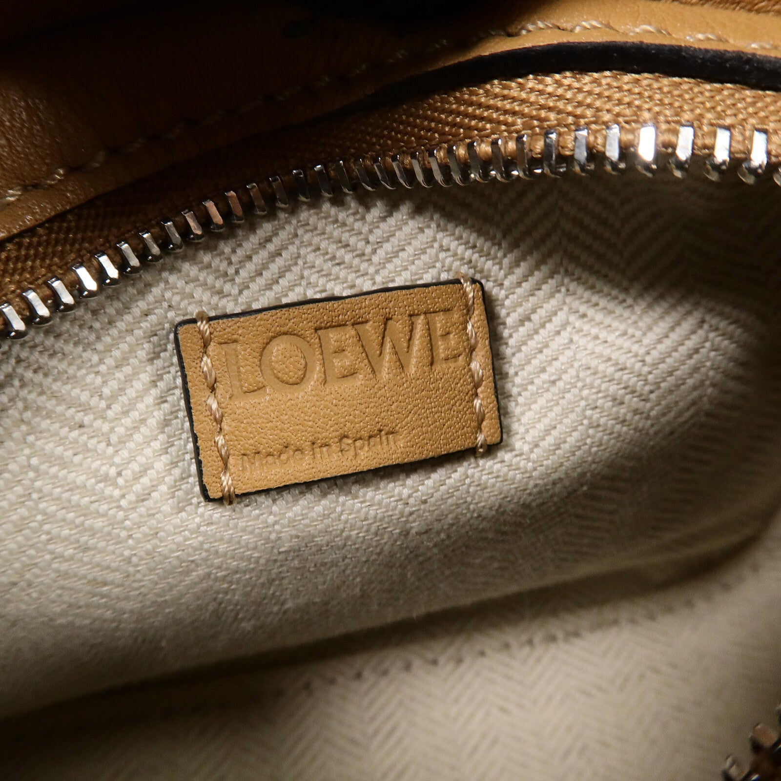 LOEWE 牛皮皮革Nano Puzzle手挽肩背兩用袋