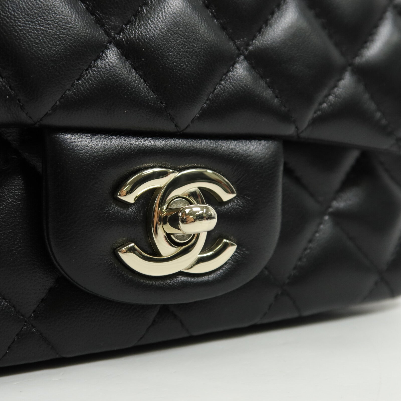CHANEL 羊皮皮革Mini Classic 17鏈帶肩背袋