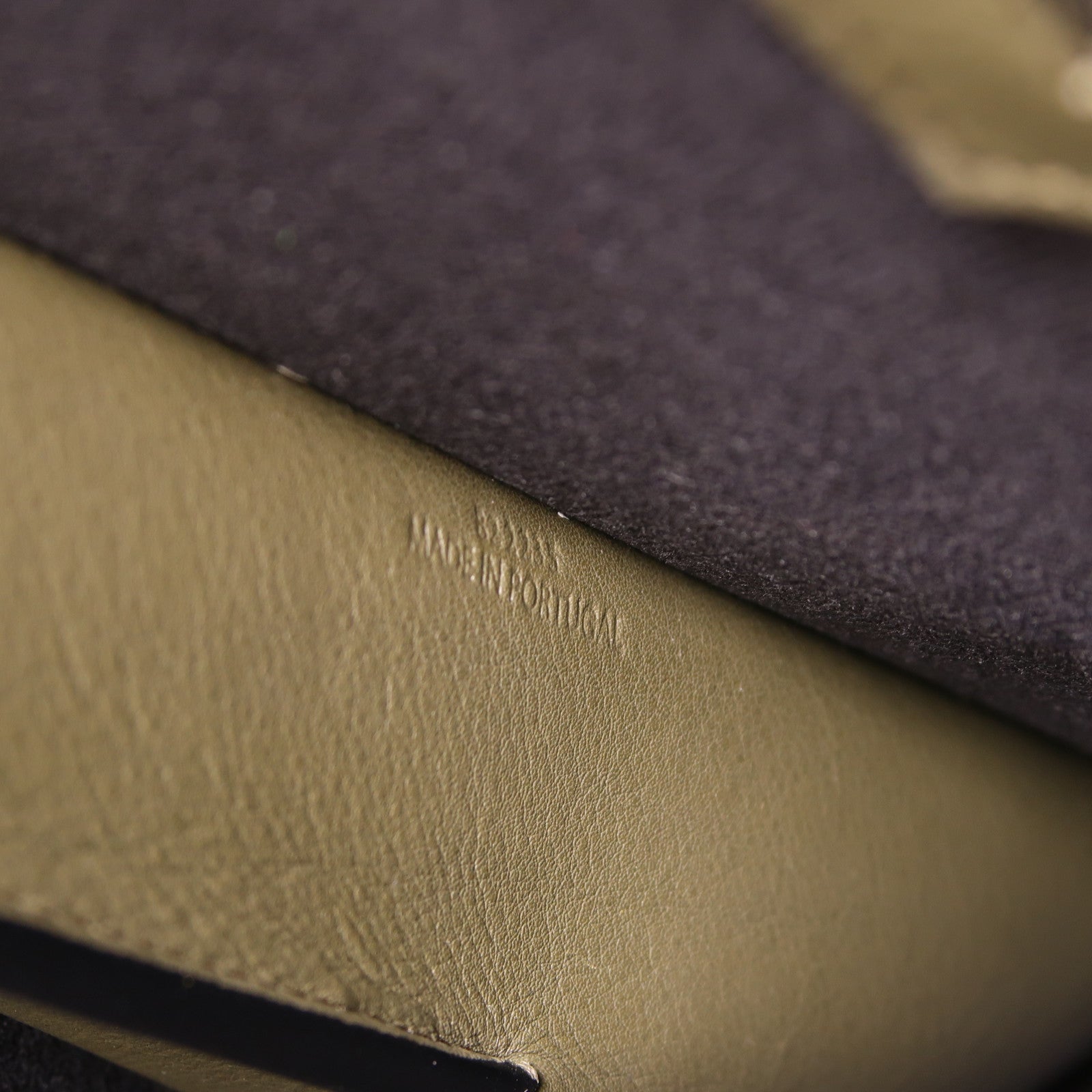 LOEWE 牛皮皮革Buckle Horizontal銀扣肩背袋