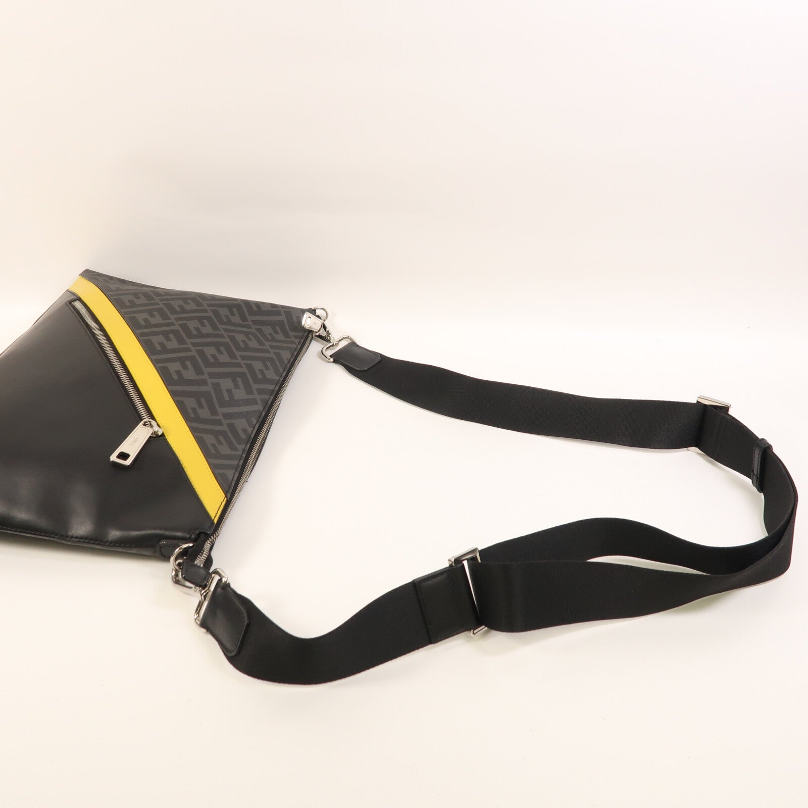 FENDI 塗層帆布Diagonal Messenger銀扣肩背袋