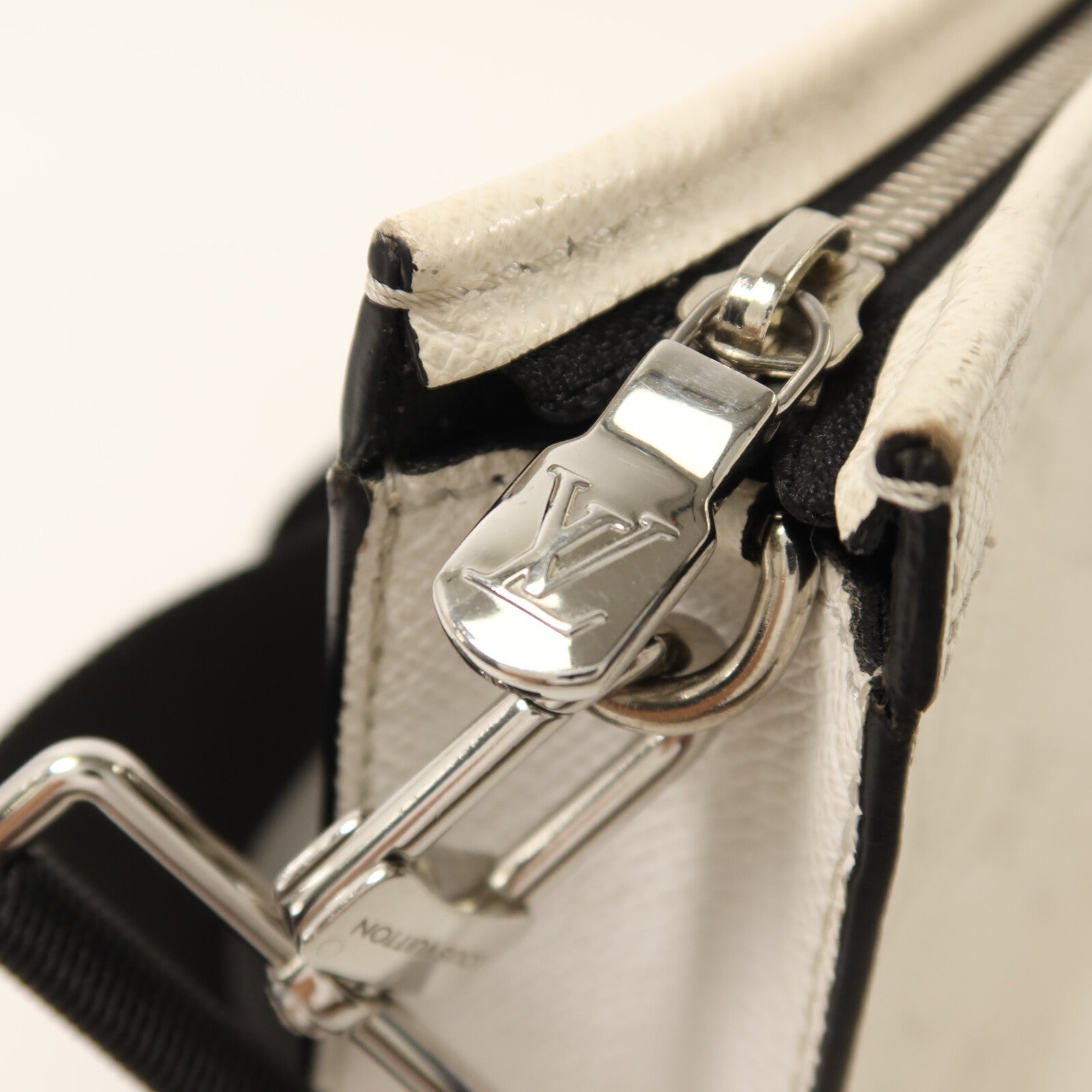 LOUIS VUITTON Taigarama Gaston銀扣肩背袋