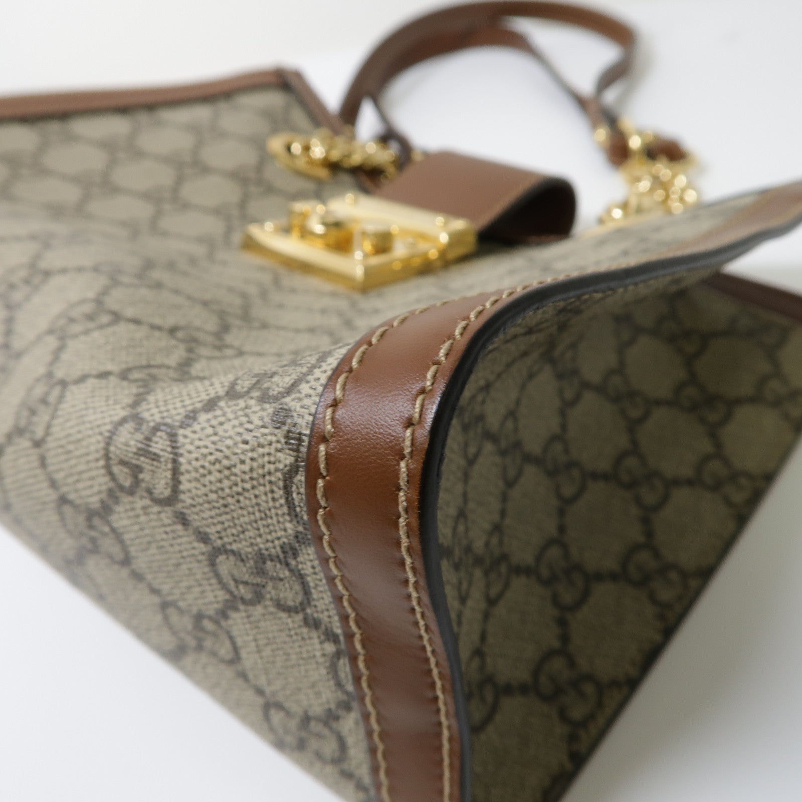 GUCCI 塗層帆布Padlock Small GG金扣肩背袋啡色