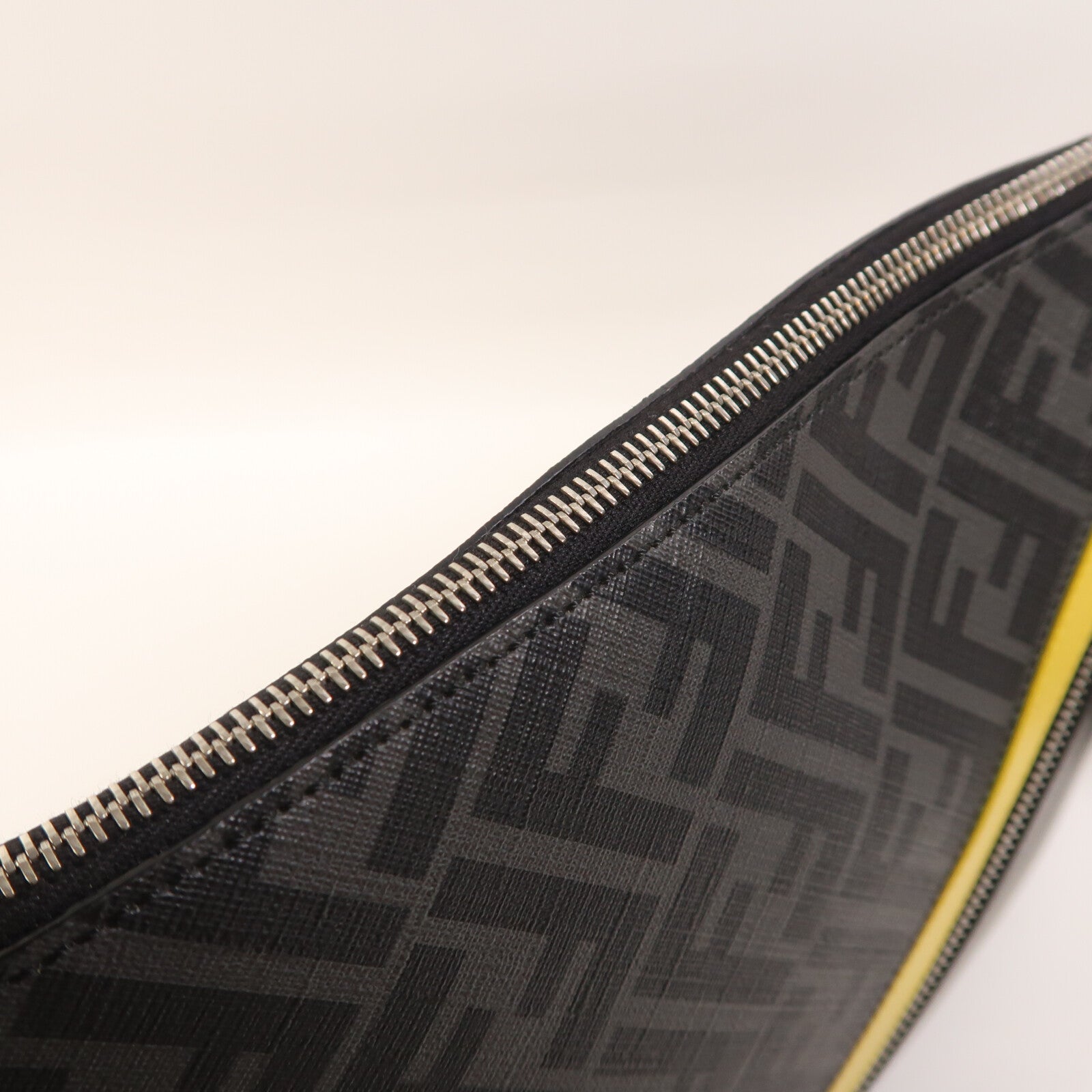 FENDI 塗層帆布Diagonal Messenger銀扣肩背袋