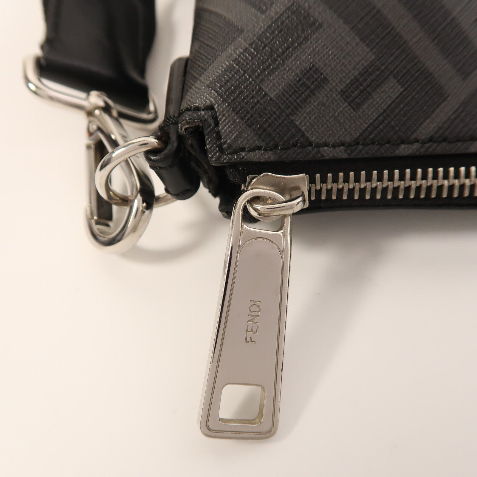 FENDI 塗層帆布Diagonal Messenger銀扣肩背袋