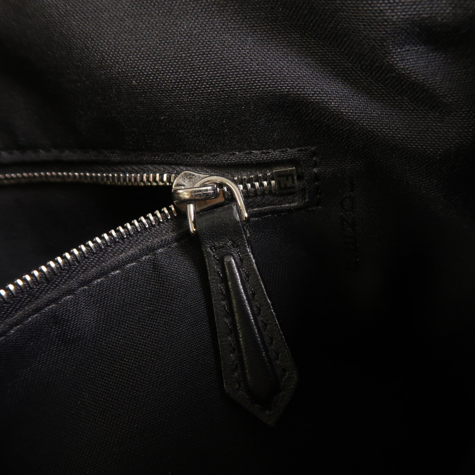 FENDI 塗層帆布Diagonal Messenger銀扣肩背袋