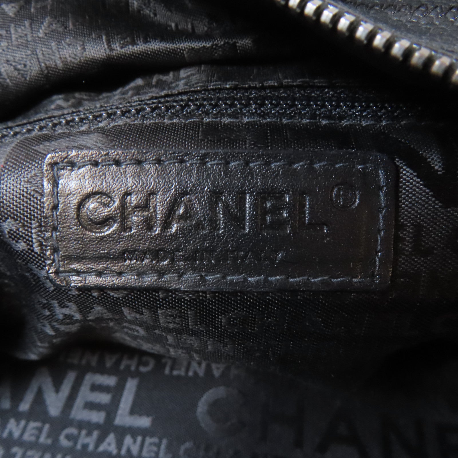 CHANEL Caviar皮革Shoulder Bag銀扣肩背袋黑色