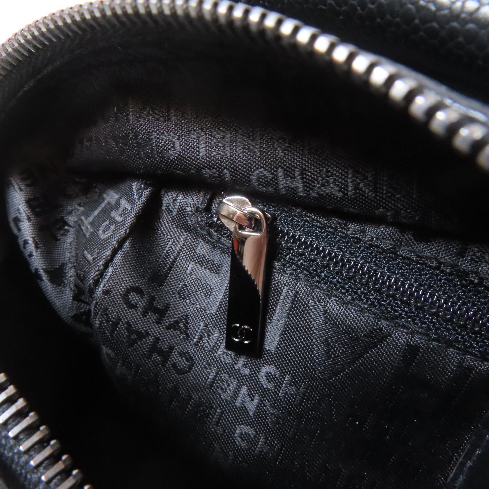 CHANEL Caviar皮革Shoulder Bag銀扣肩背袋黑色