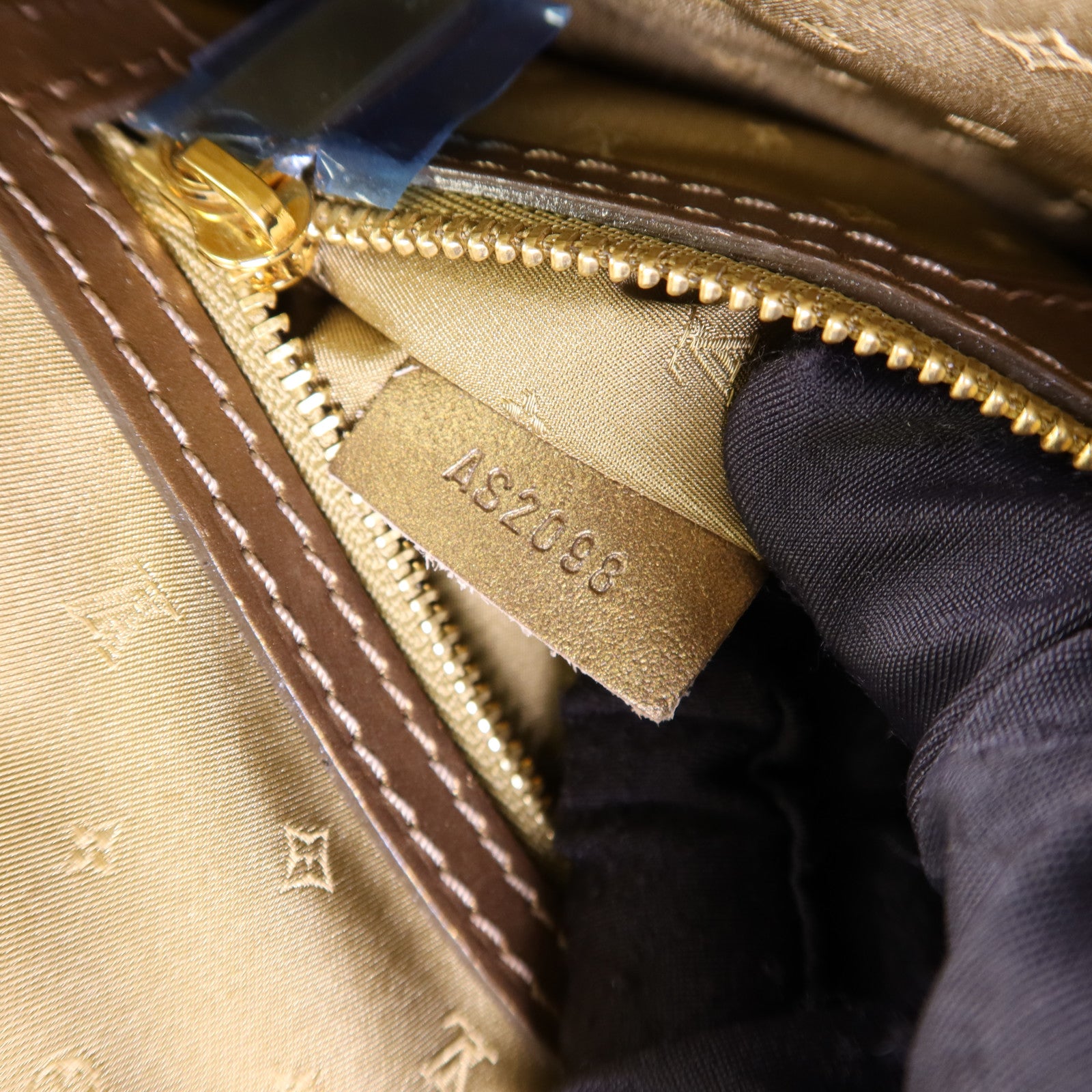 LOUIS VUITTON Suhali Lockit PM金扣手挽袋
