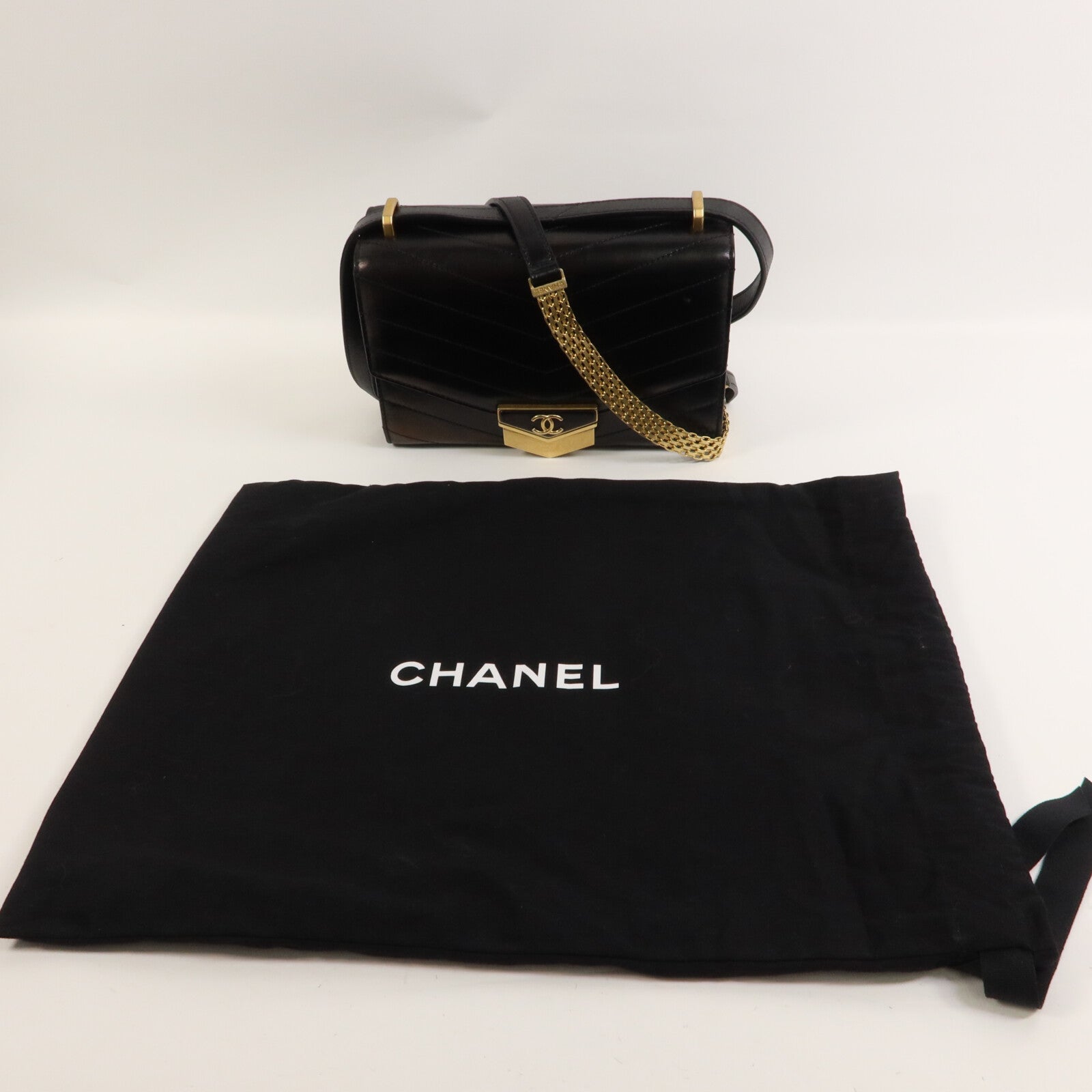 CHANEL 牛皮皮革Chevron Medal Flap Bag肩背袋