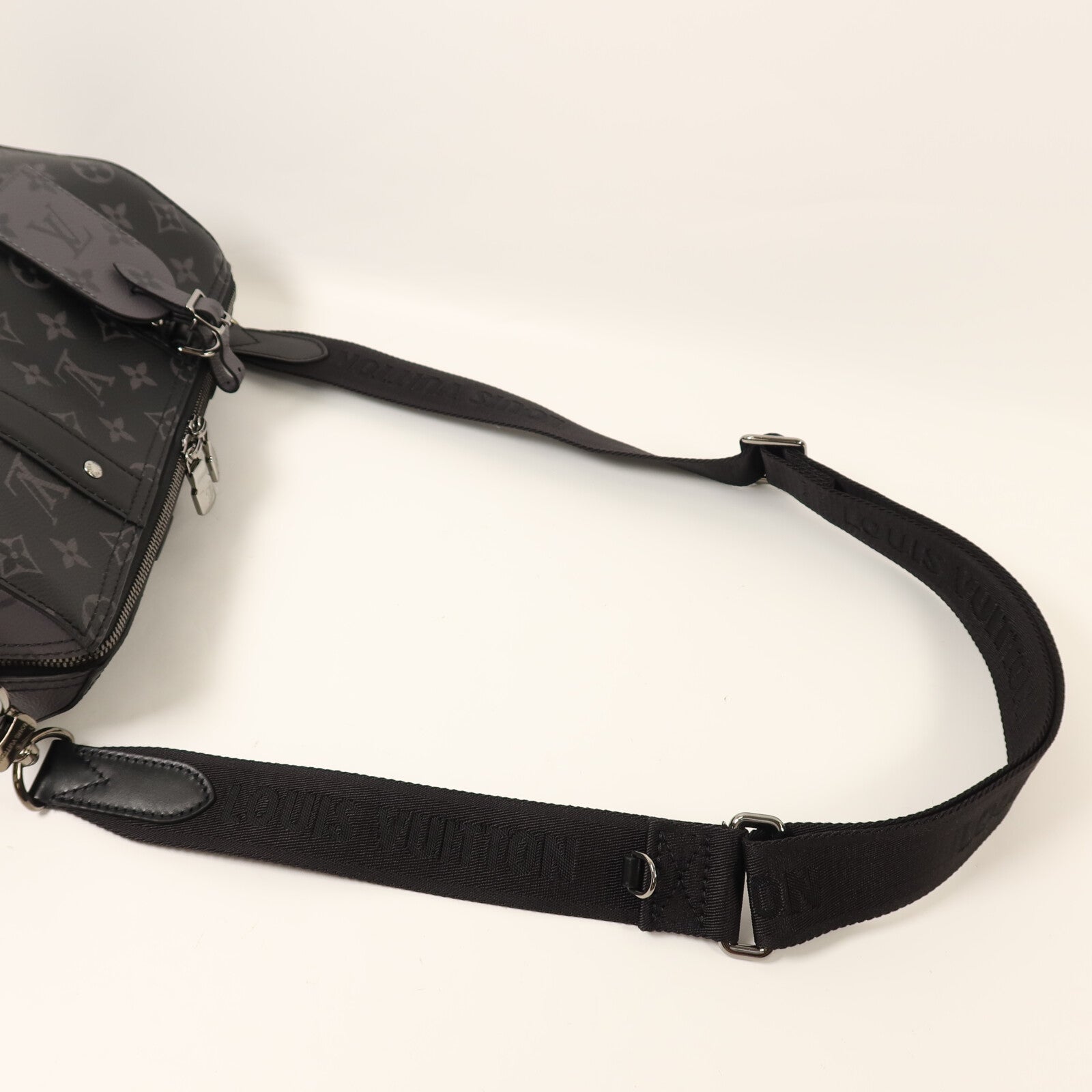 LOUIS VUITTON Monogram Eclipse City Keepall銀扣手挽肩背兩用袋