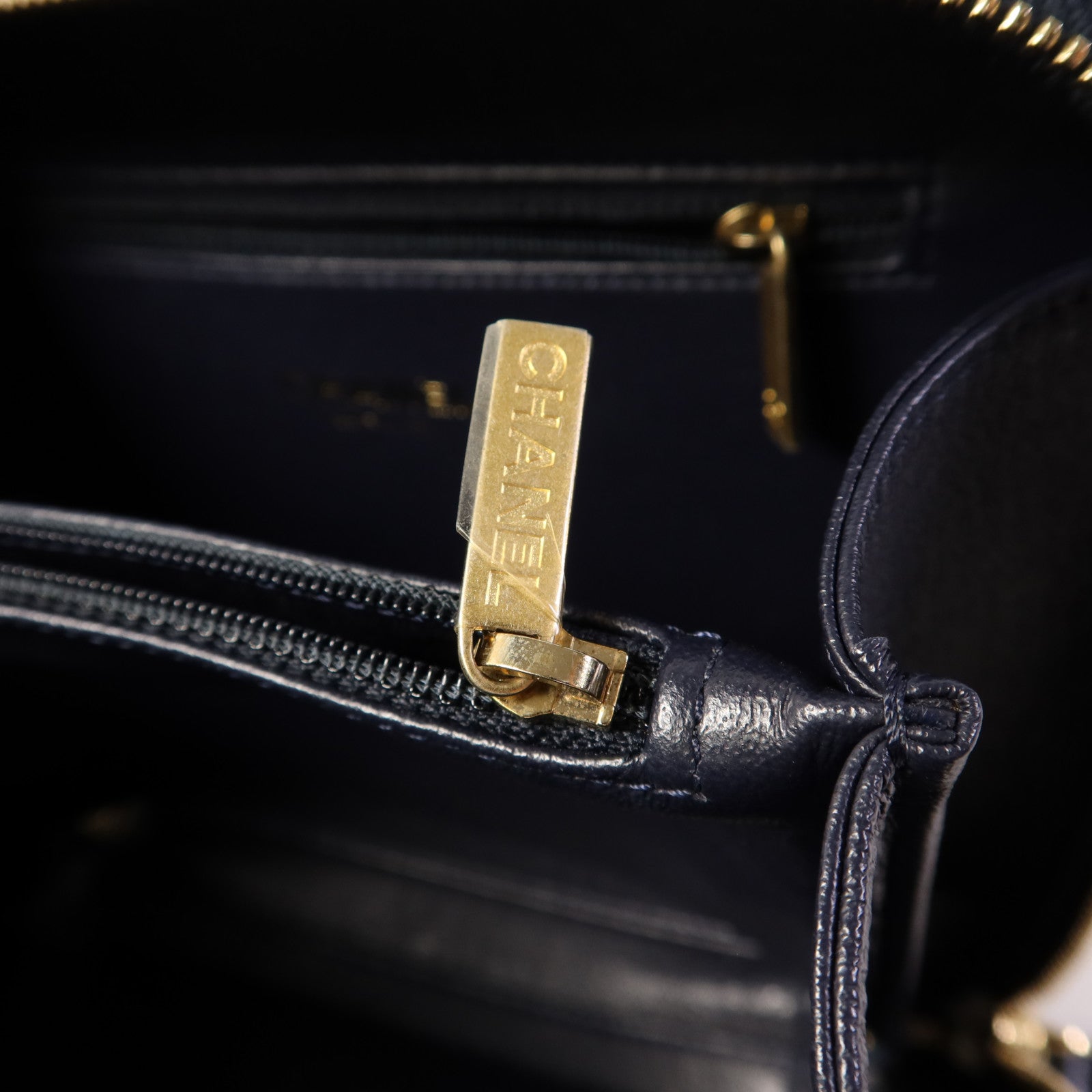 CHANEL 牛皮皮革Vanity Case金扣手挽肩背兩用袋