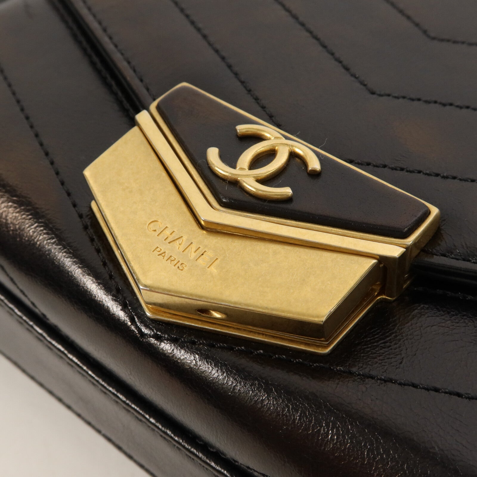 CHANEL 牛皮皮革Chevron Medal Flap Bag肩背袋