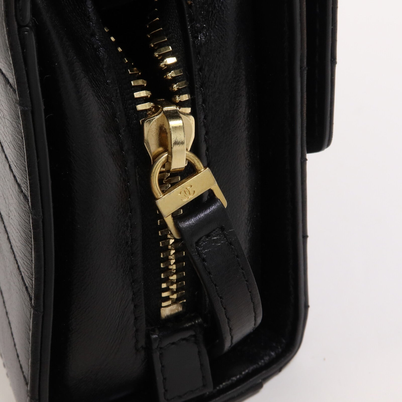 CHANEL 牛皮皮革Chevron Medal Flap Bag肩背袋