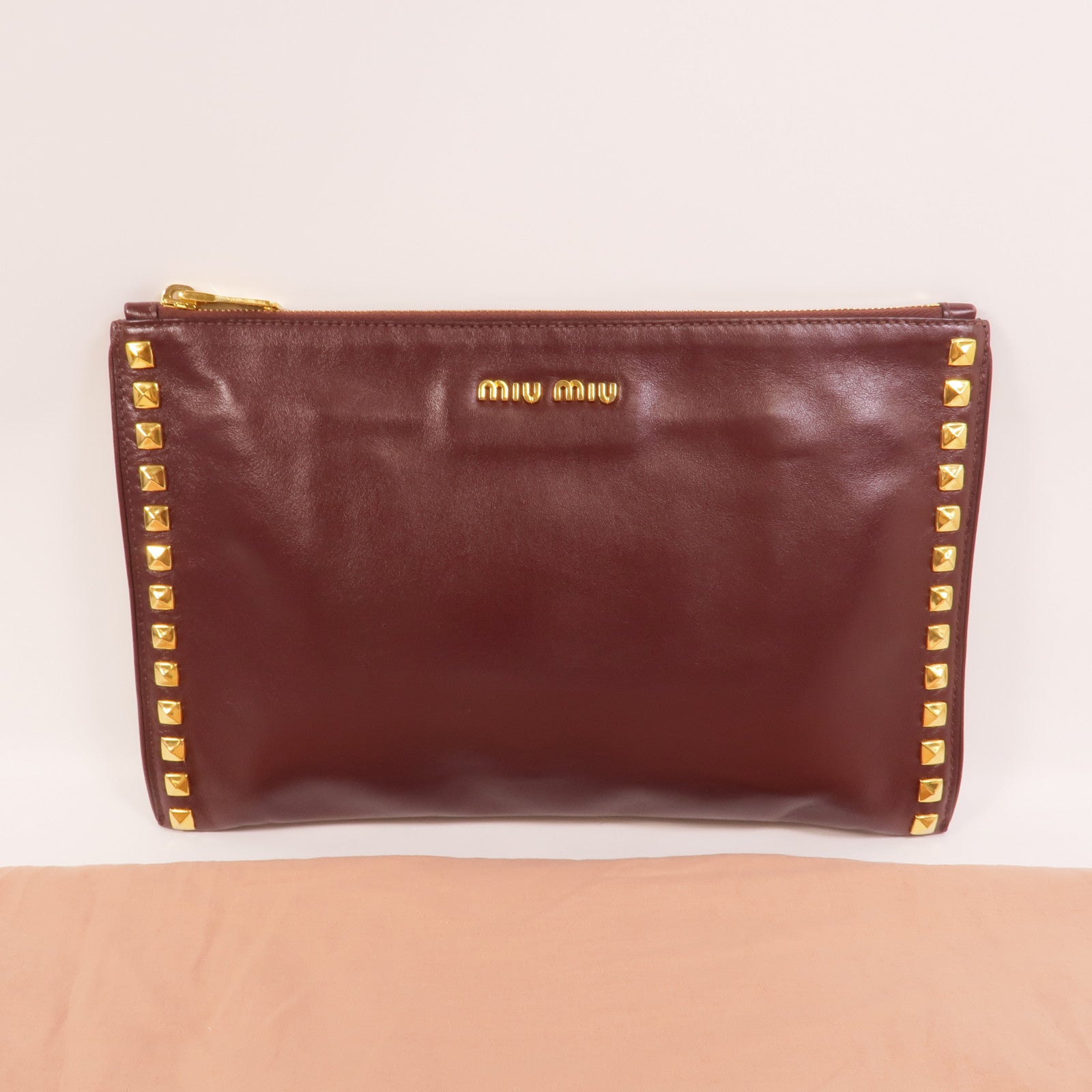 Miu Miu 羊皮皮革Studded Zip Clutch手拿包