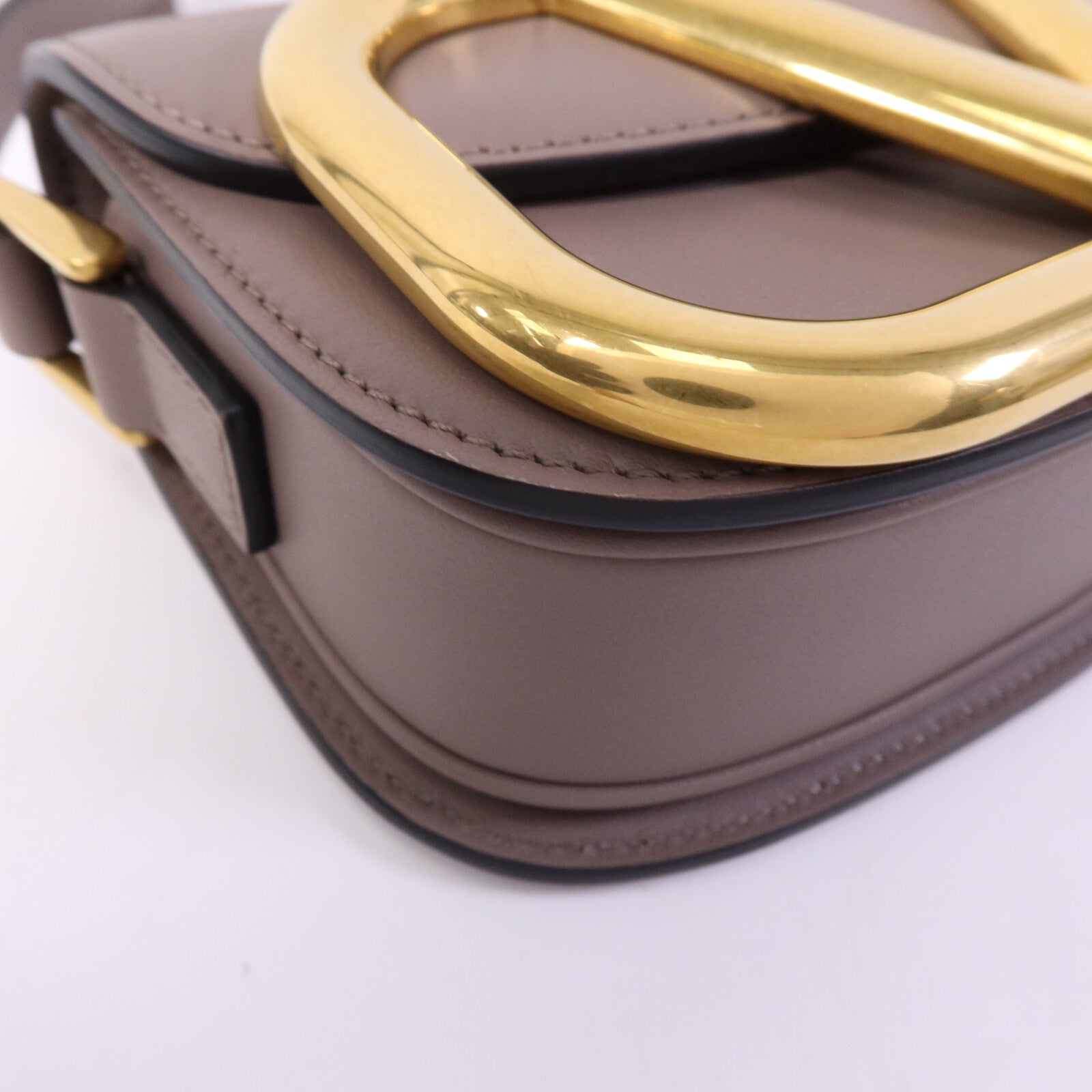 Valentino 牛皮皮革VLogo SuperVee金扣肩背袋