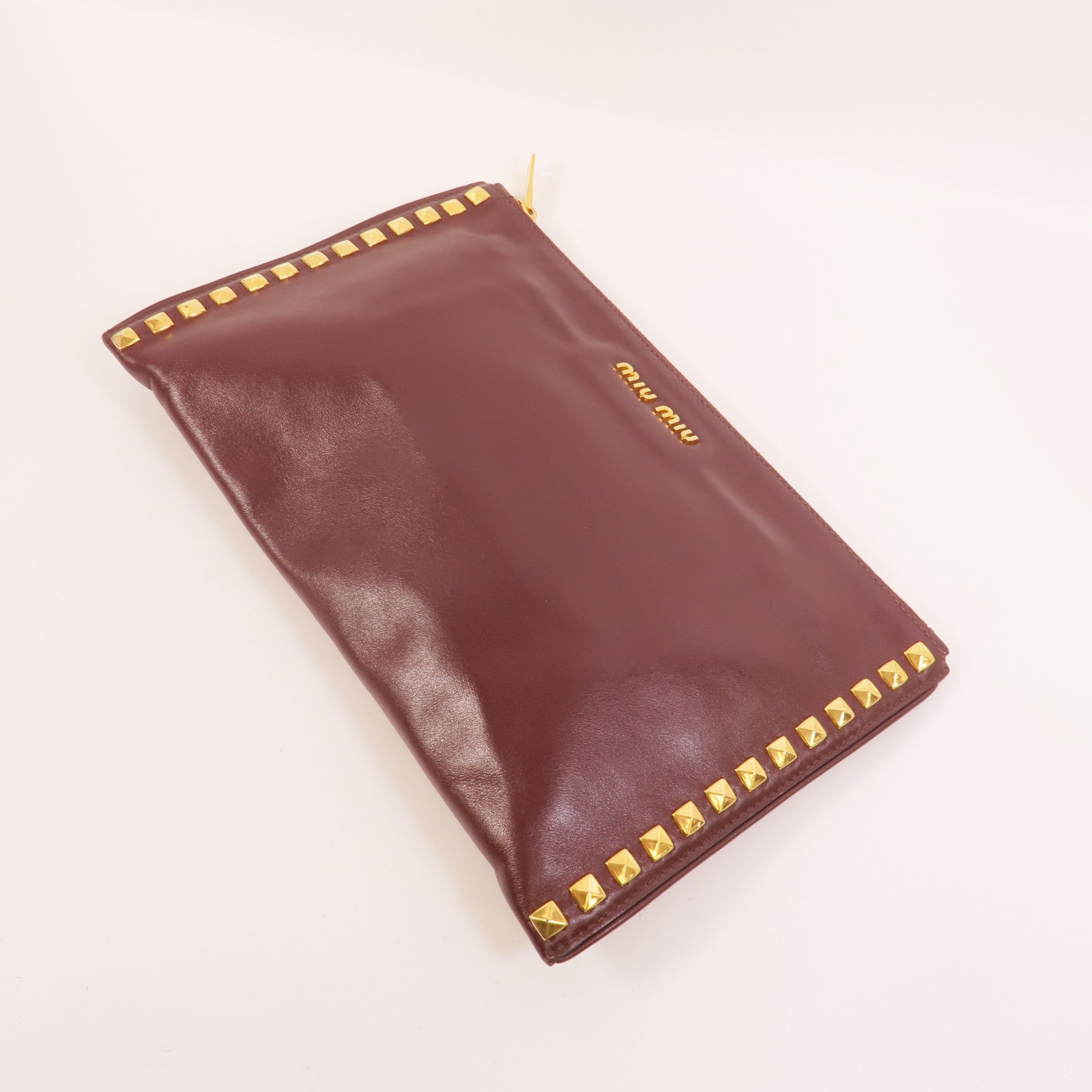 Miu Miu 羊皮皮革Studded Zip Clutch手拿包