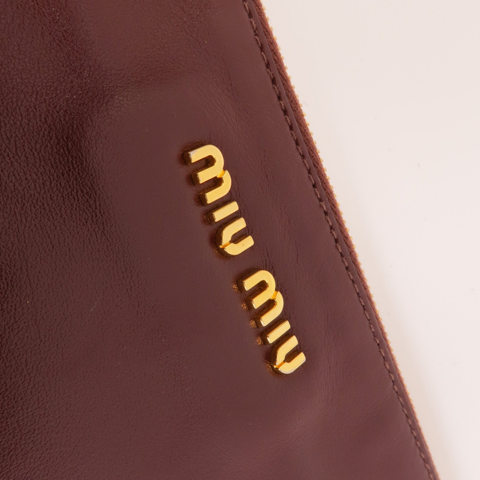 Miu Miu 羊皮皮革Studded Zip Clutch手拿包