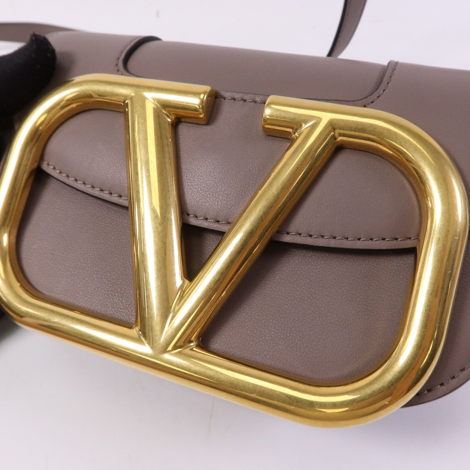 Valentino 牛皮皮革VLogo SuperVee金扣肩背袋