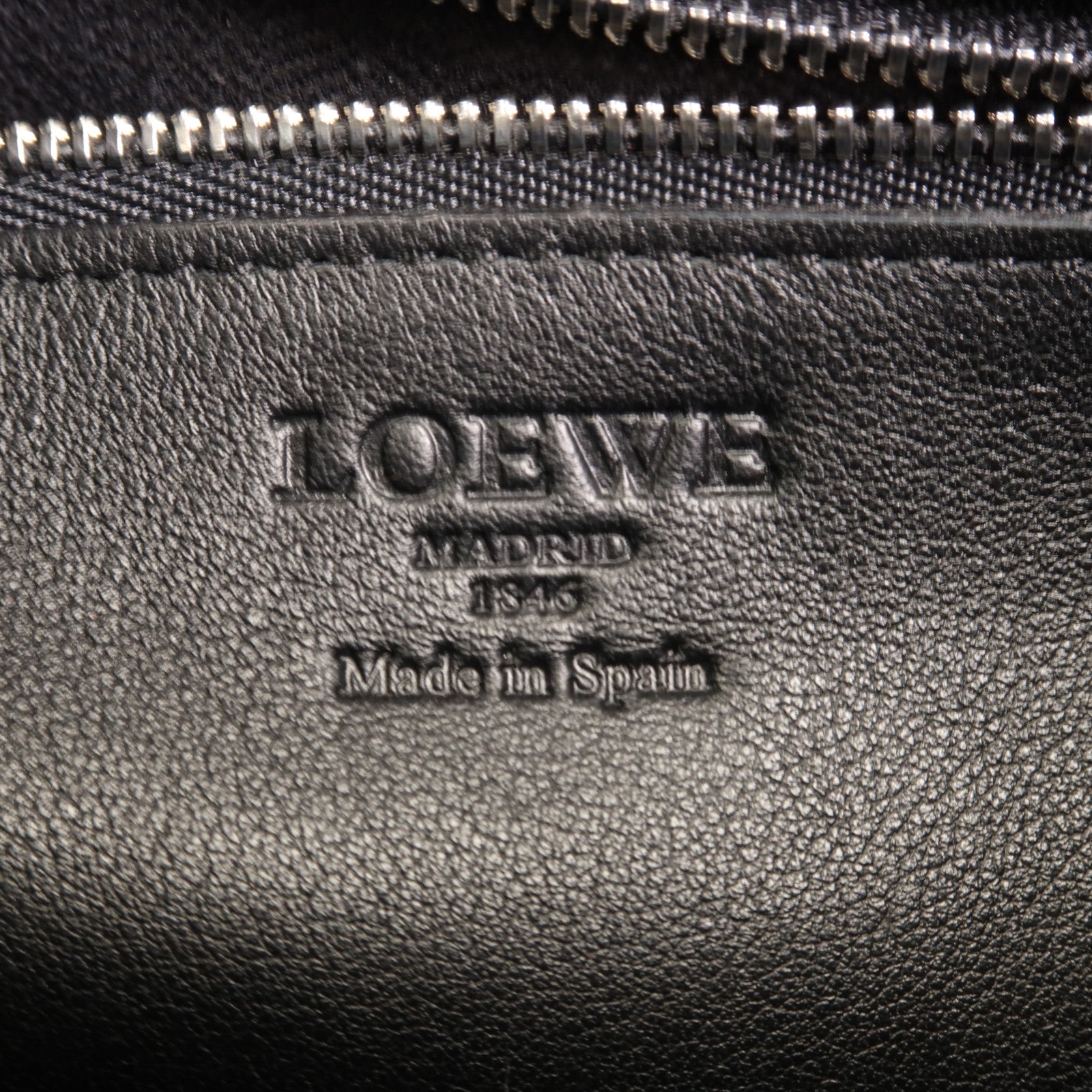 LOEWE 牛皮皮革Shoulder Bag銀扣肩背袋