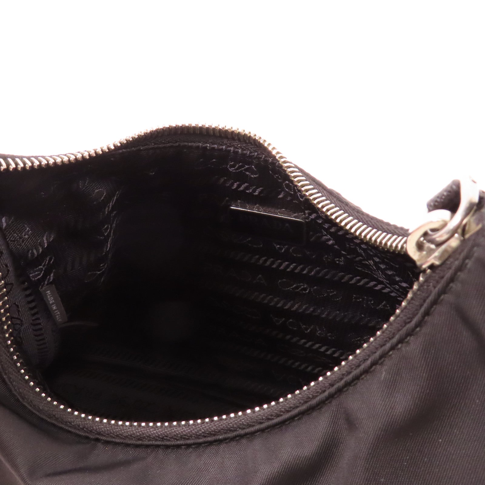 PRADA 尼龍Re-Edition 2005銀扣肩背袋