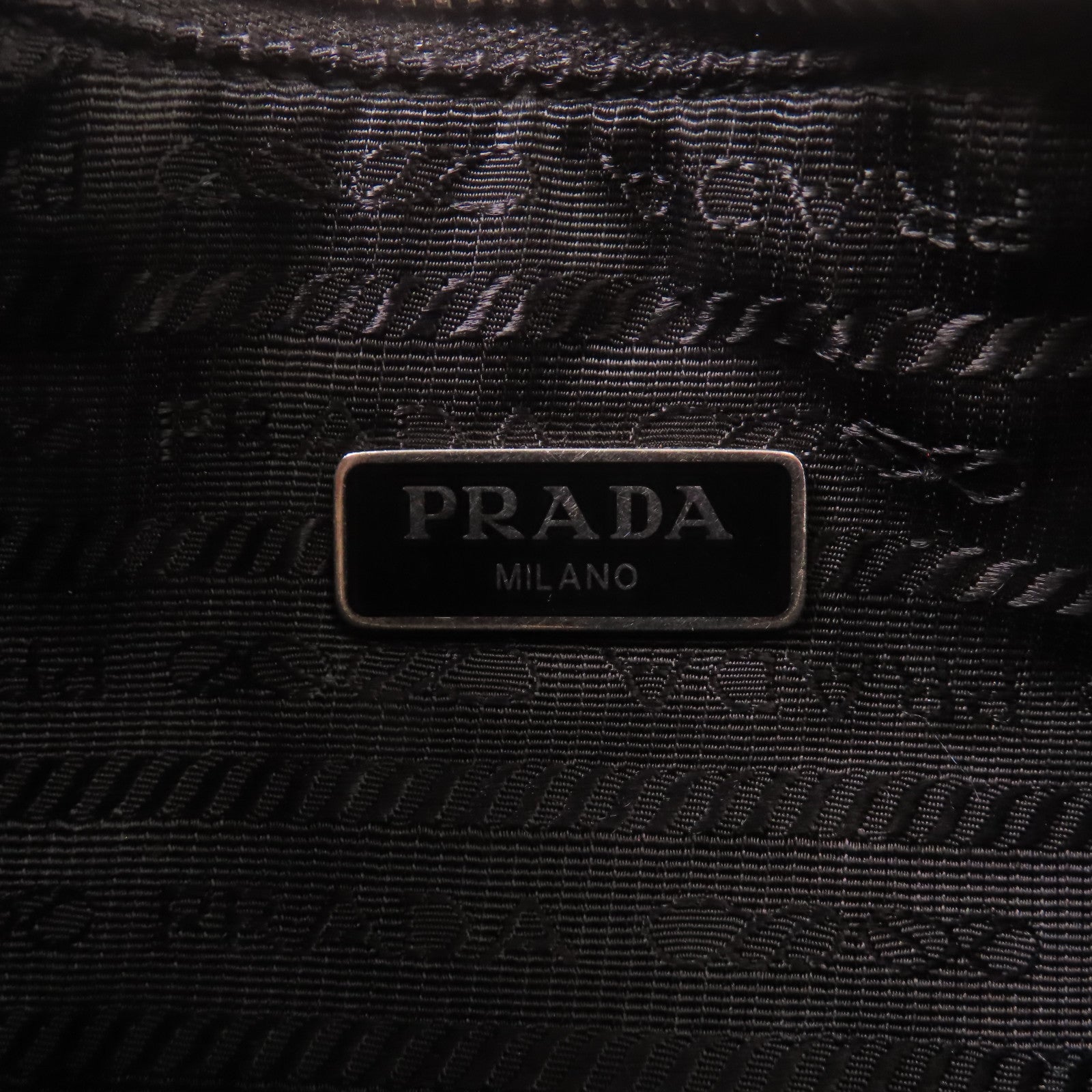 PRADA 尼龍Re-Edition 2005銀扣肩背袋