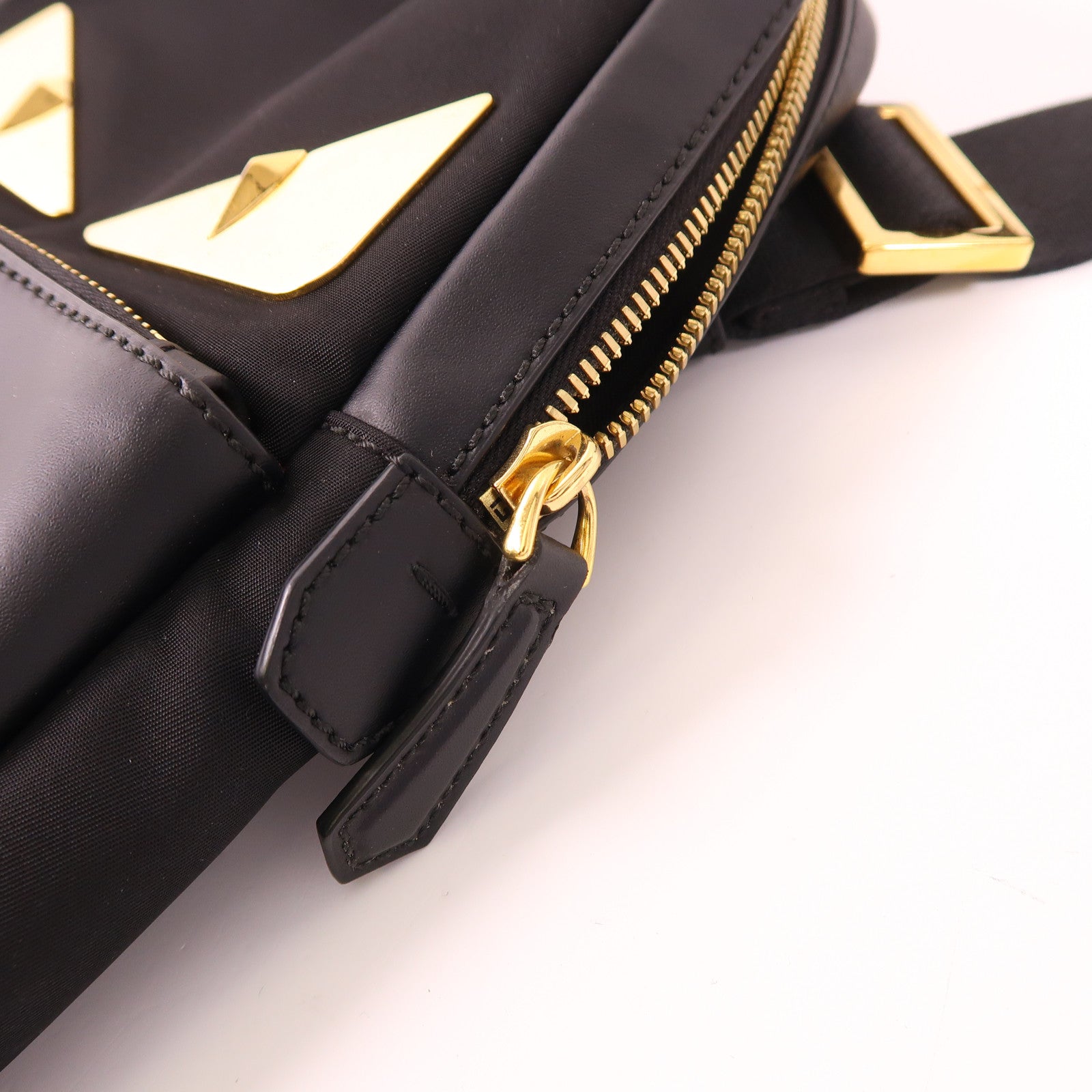 FENDI 牛皮皮革/帆布Body Bag金扣肩背袋