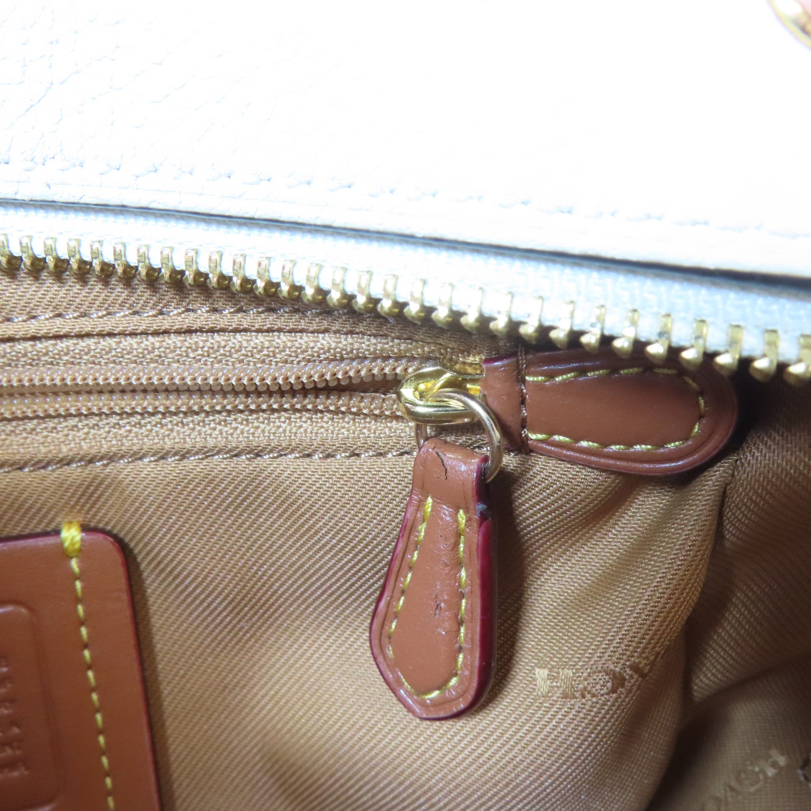COACH 牛皮皮革Shoulder Bag金扣肩背袋米色