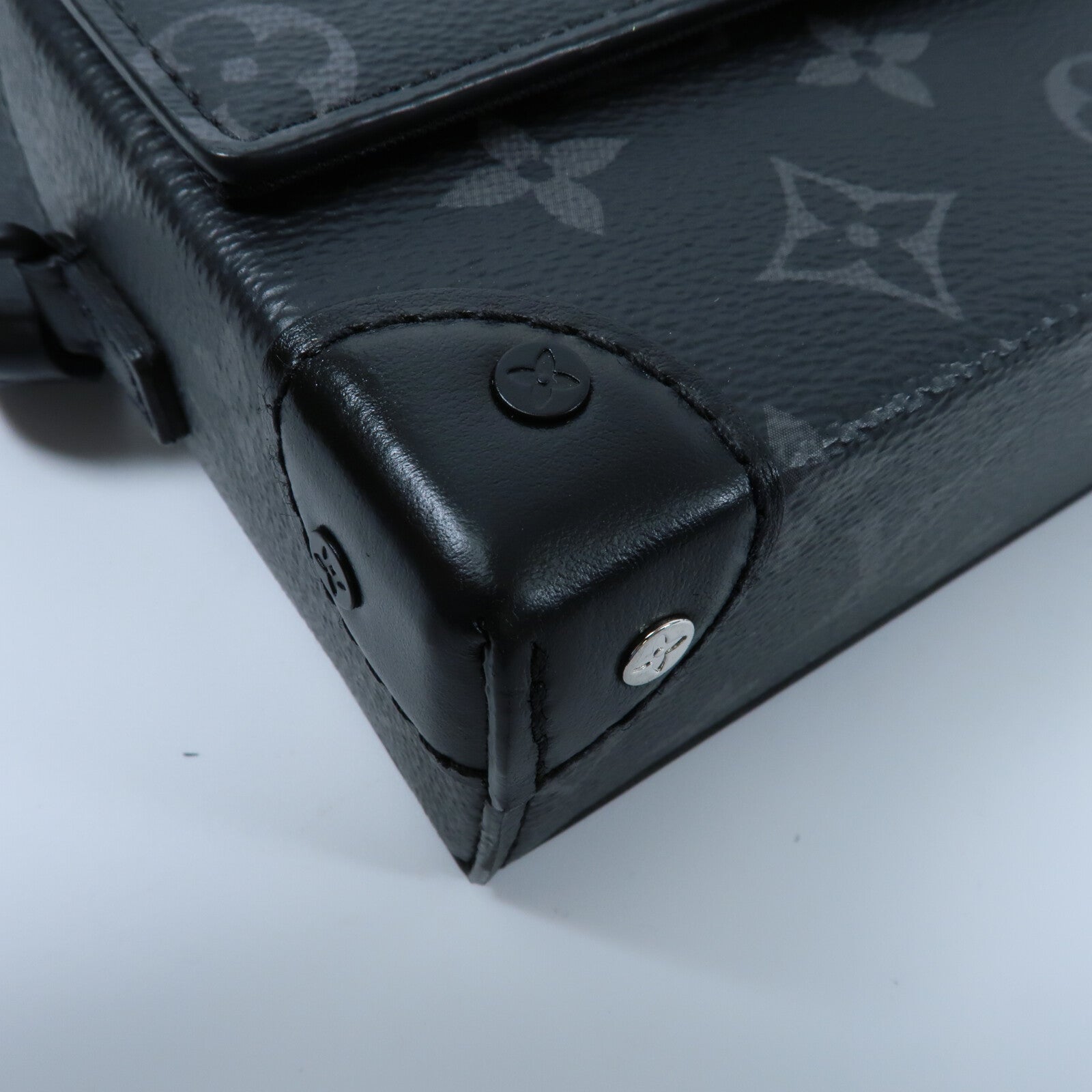 LOUIS VUITTON Monogram Eclipse Steamer Wearable Wallet肩背袋