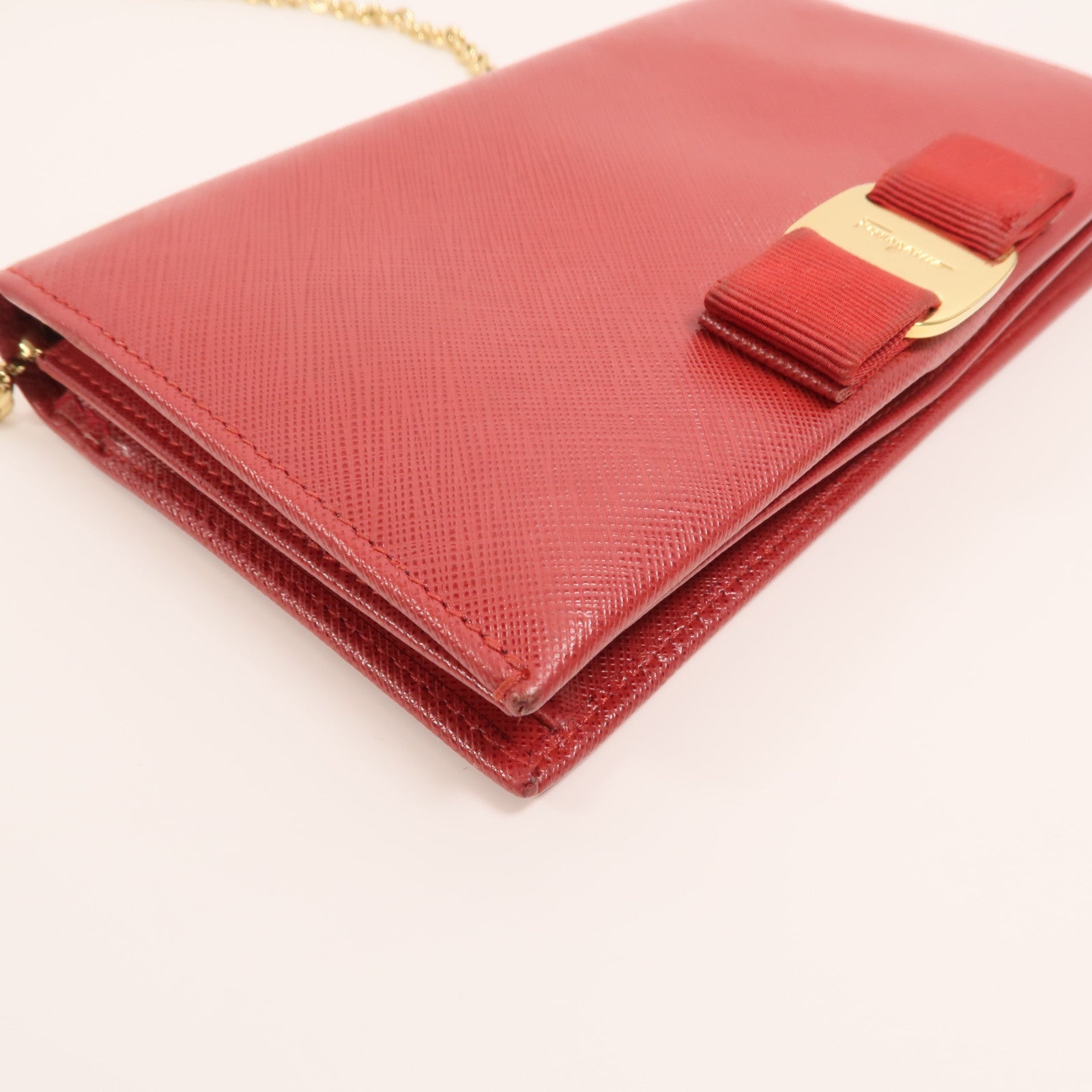 Salvatore Ferragamo 牛皮皮革WOC金扣鏈帶肩背袋