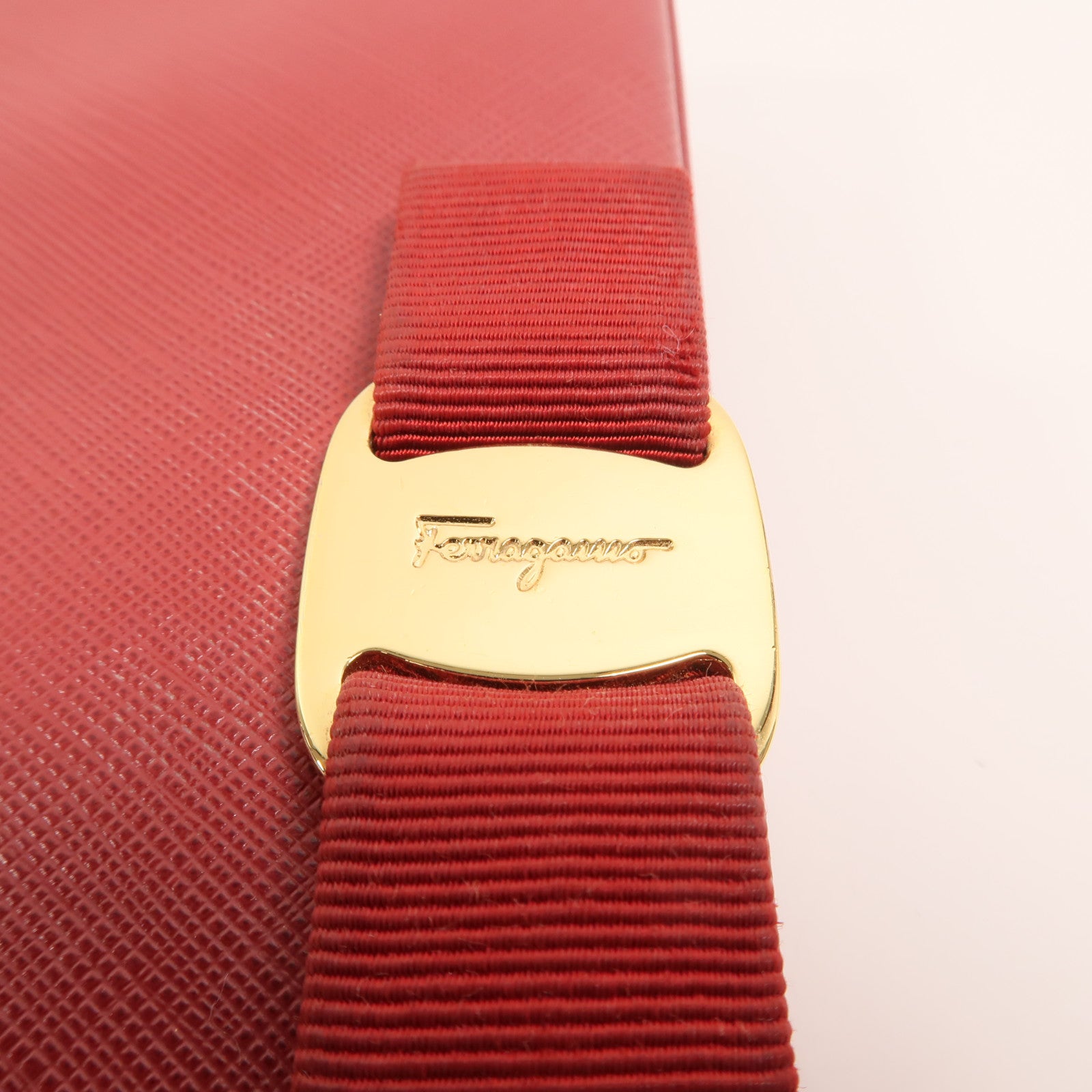 Salvatore Ferragamo 牛皮皮革WOC金扣鏈帶肩背袋