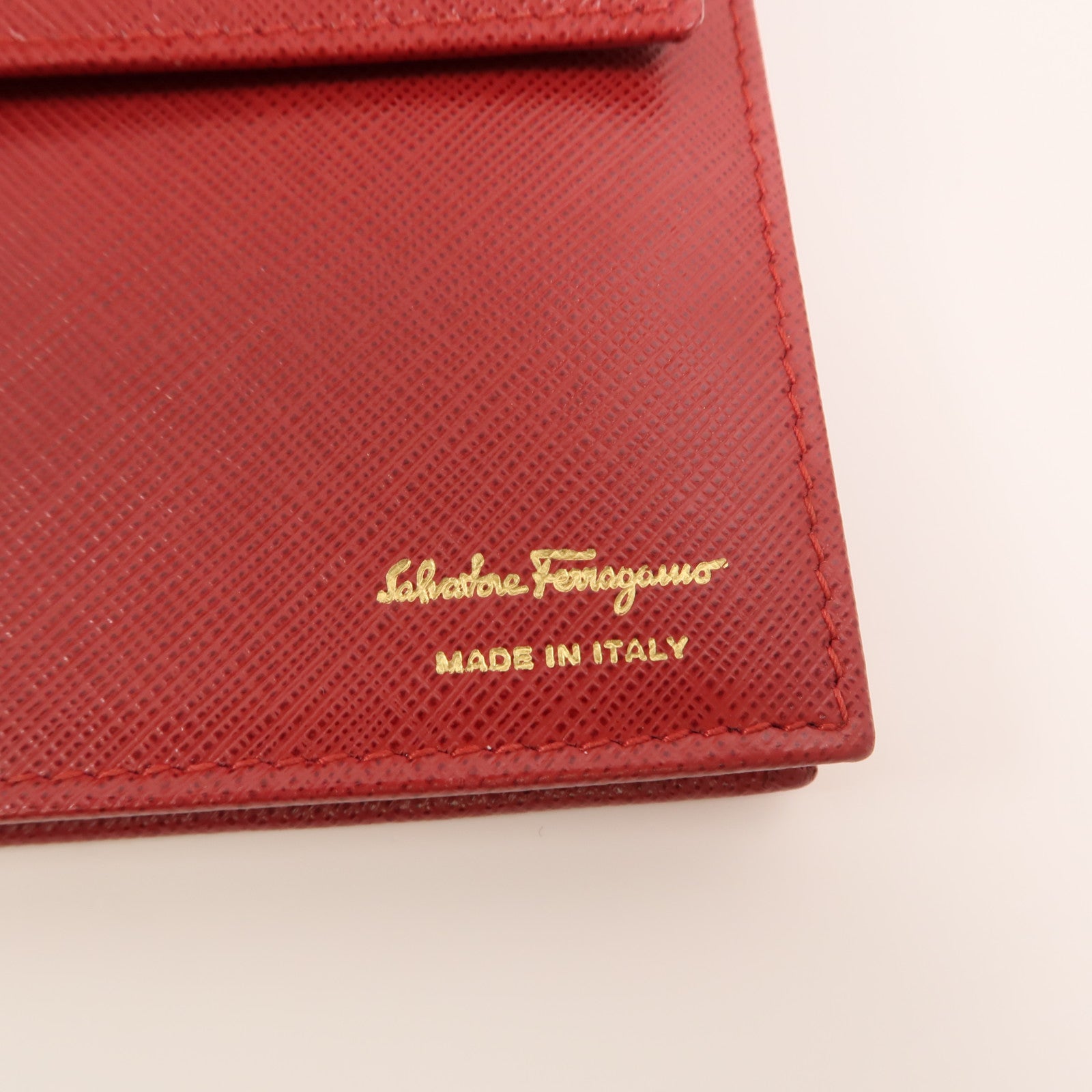 Salvatore Ferragamo 牛皮皮革WOC金扣鏈帶肩背袋