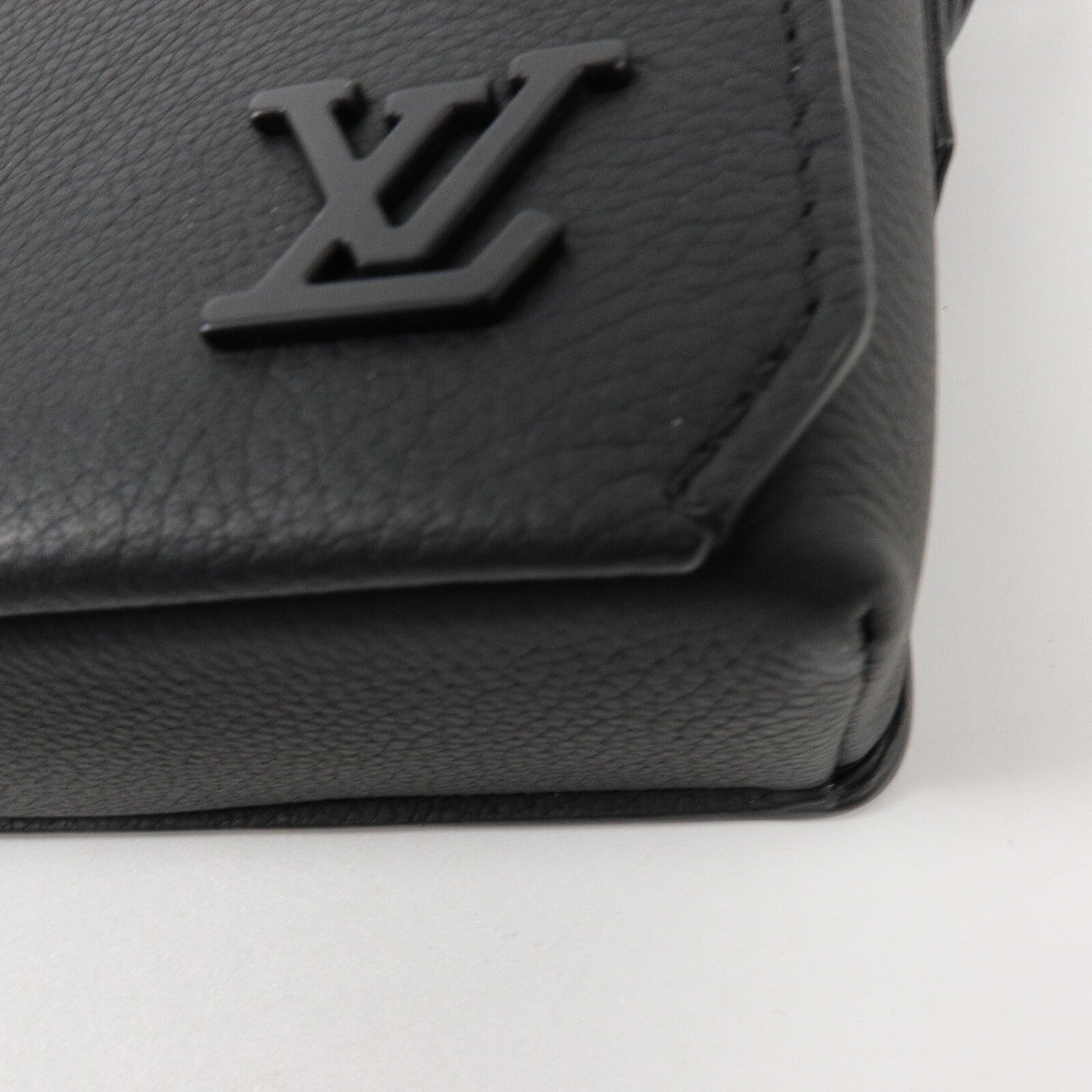 LOUIS VUITTON 牛皮皮革Fastline Wearable Wallet肩背袋