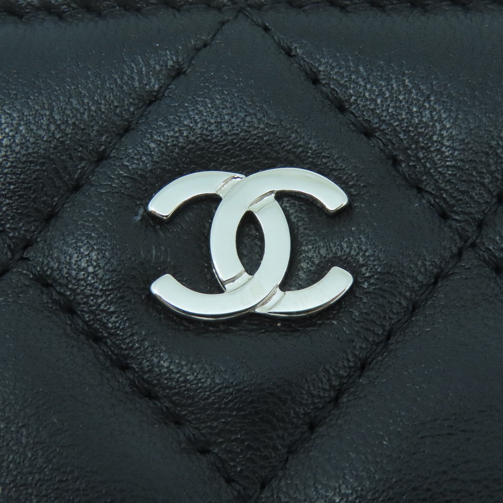 CHANEL 【激減優惠】菱格羊皮皮革Pouch銀扣小袋黑色