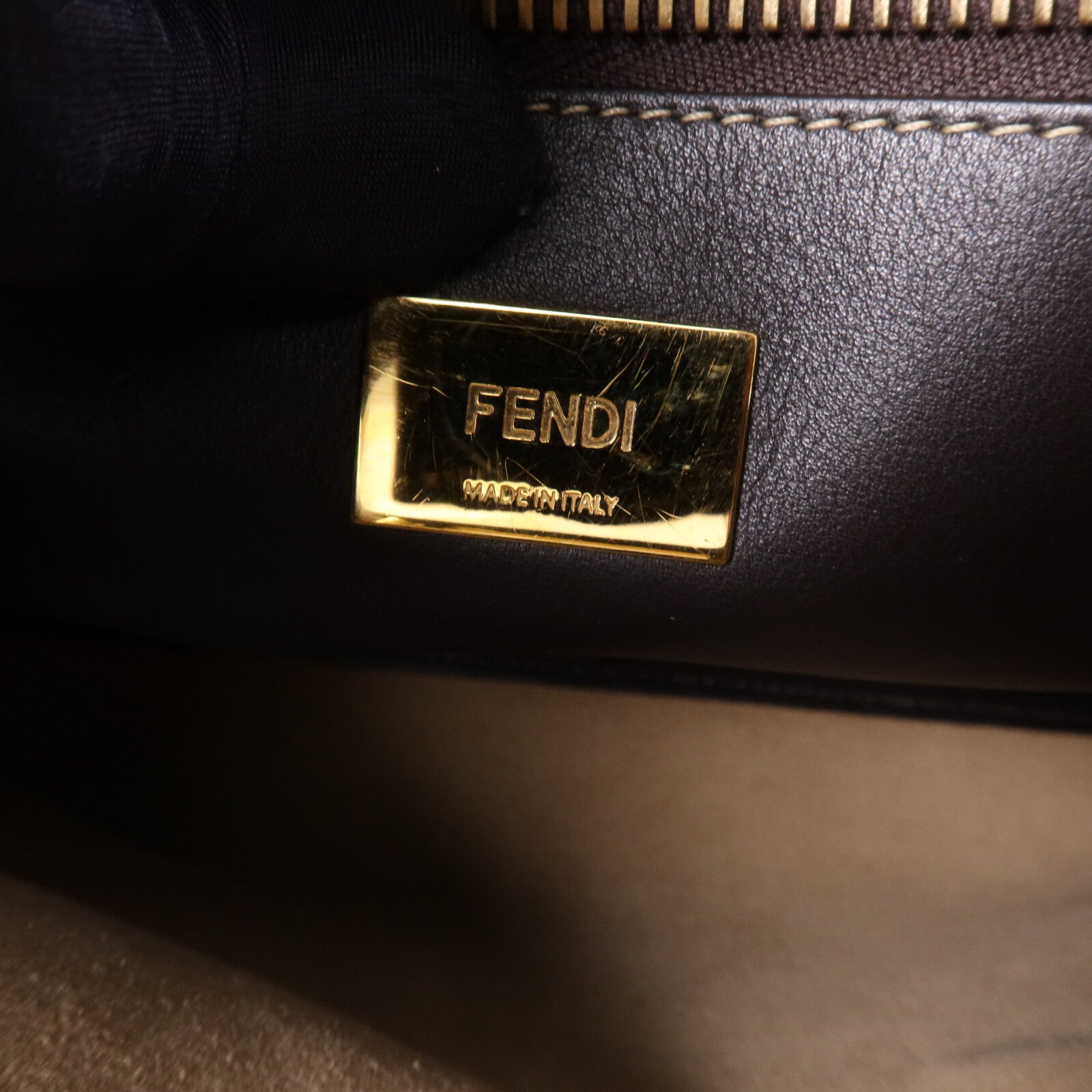 FENDI 皮革Peekaboo Iconic Medium金扣手挽肩背兩用袋