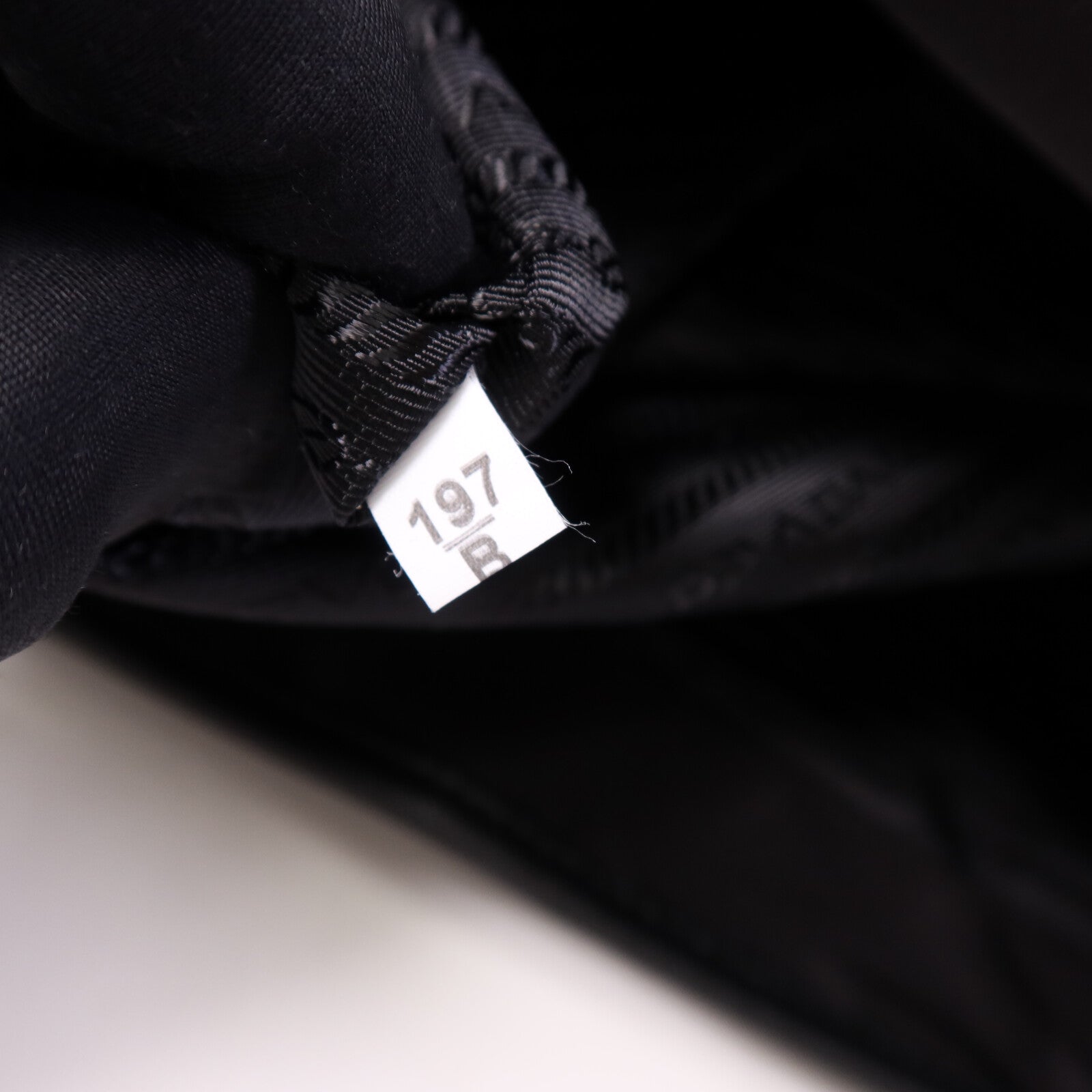 PRADA 尼龍Shoulder Bag銀扣肩背袋