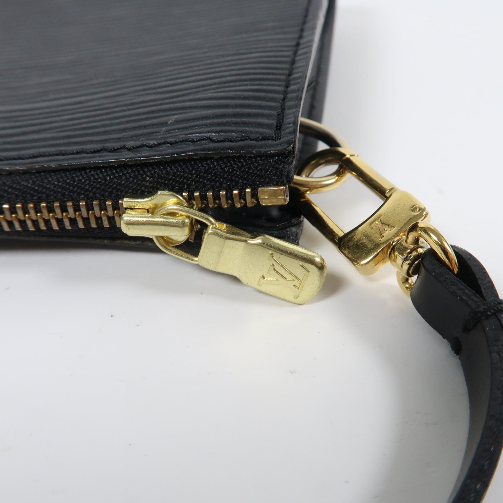 LOUIS VUITTON Epi Pochette Accessories Pouch金扣手挽袋黑色