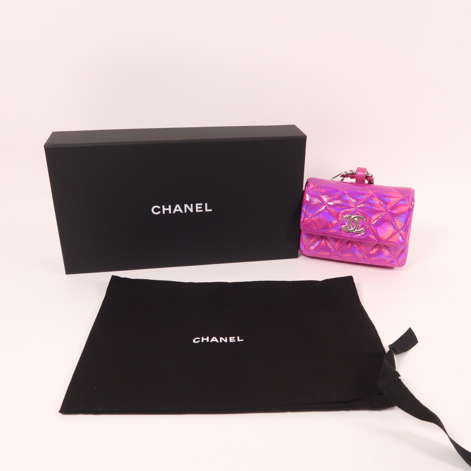 CHANEL 漆皮皮革Pouch銀扣手拿包
