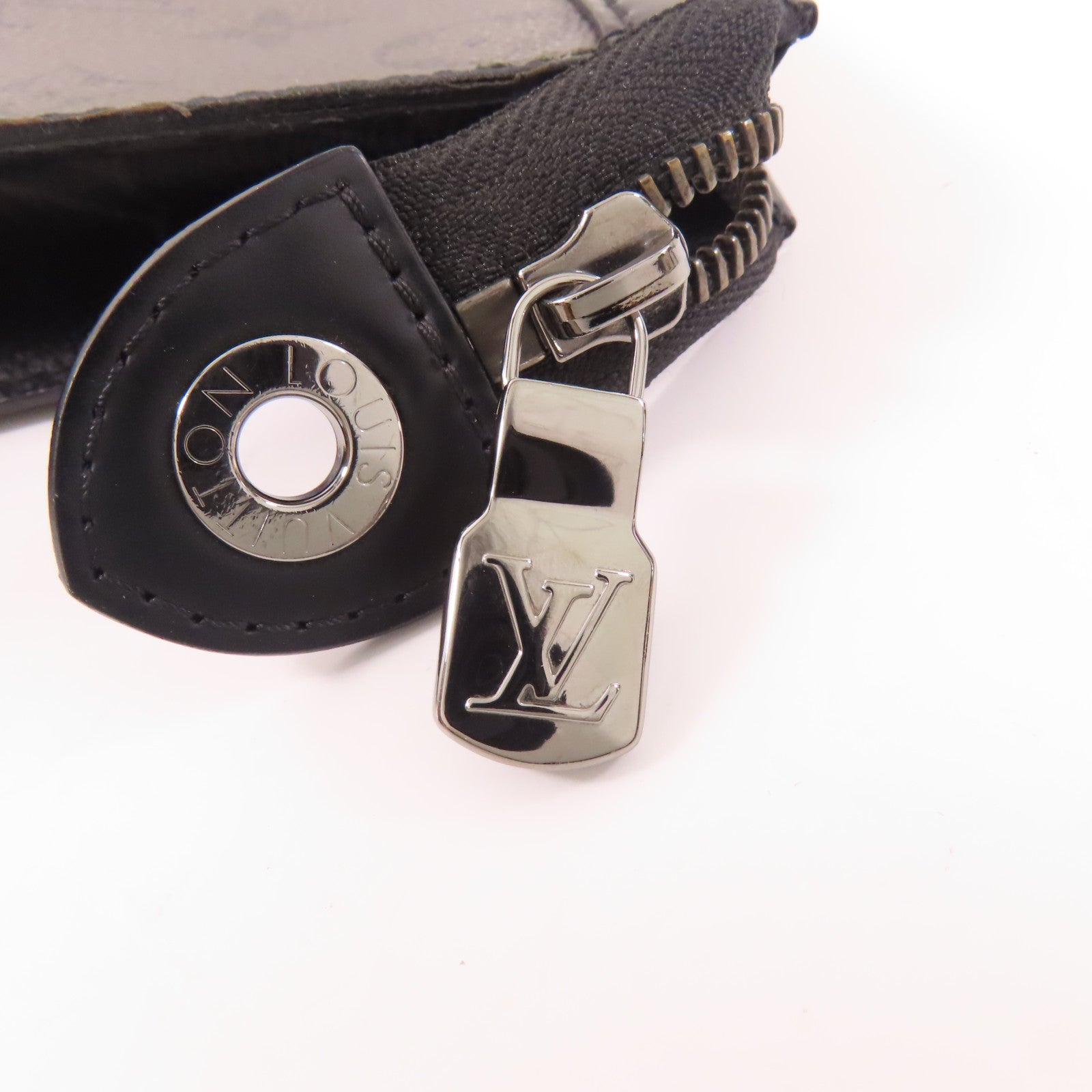 LOUIS VUITTON Monogram Eclipse Reverse Pochette Voyage MM銀扣手拿包